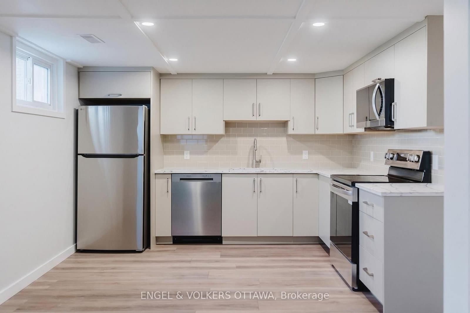 896 Pinewood Crescent, Unit 3 thumbnail 14