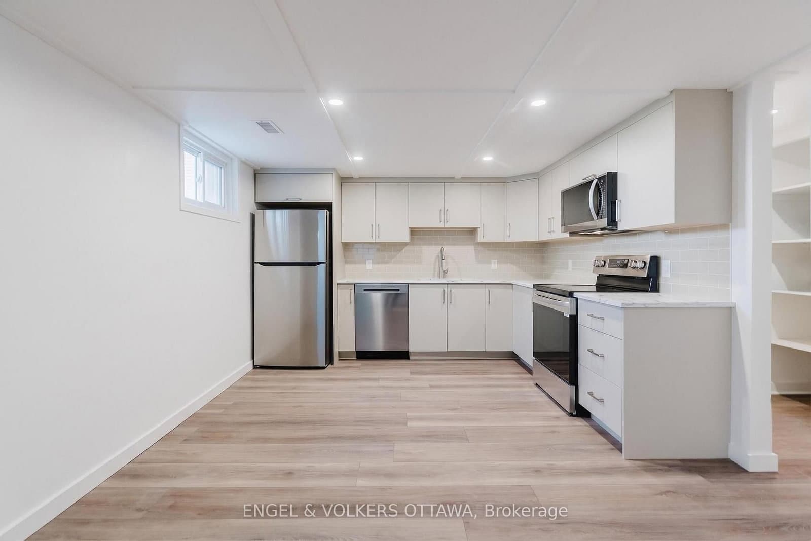 896 Pinewood Crescent, Unit 3 thumbnail 15