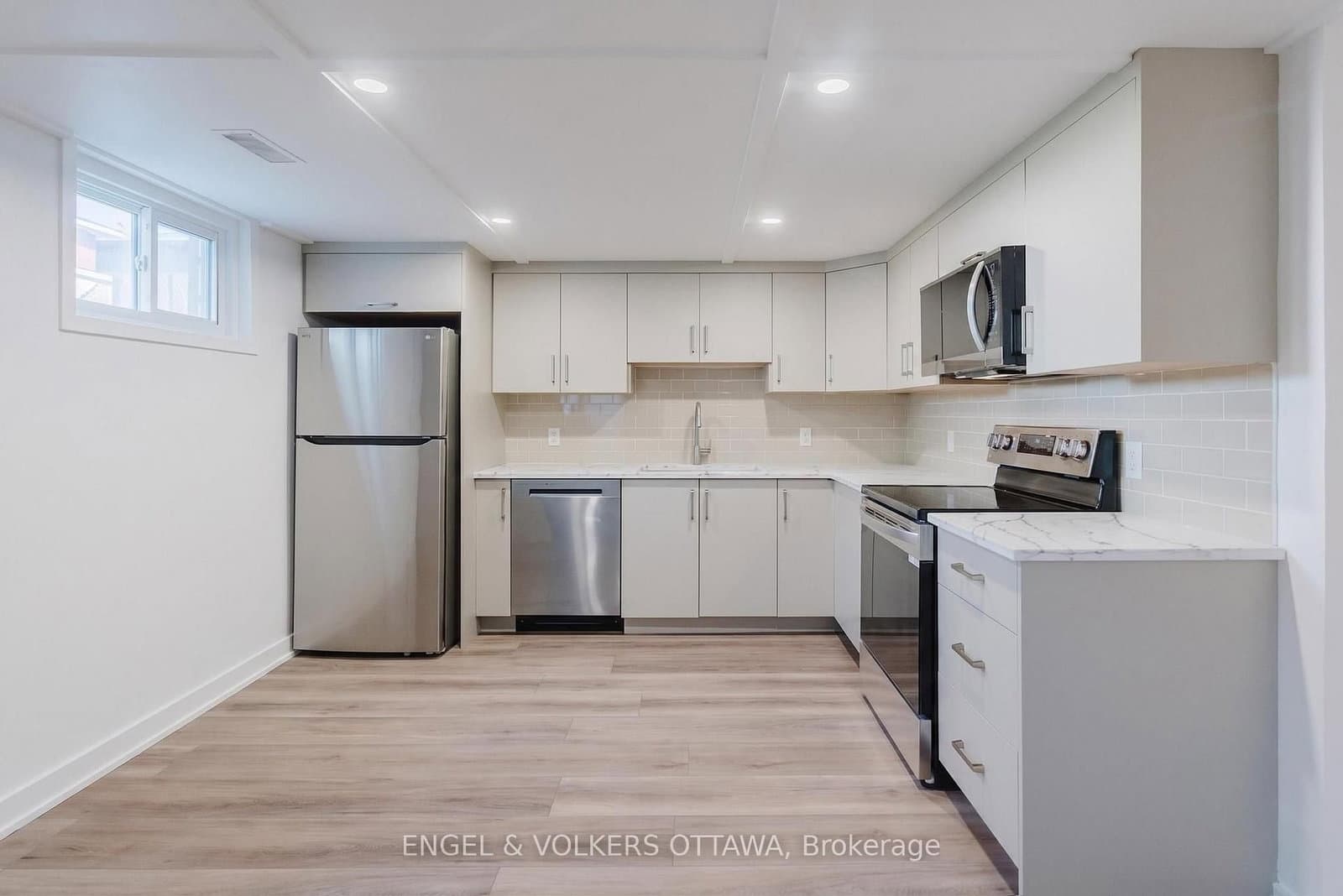 896 Pinewood Crescent, Unit 3 thumbnail 16
