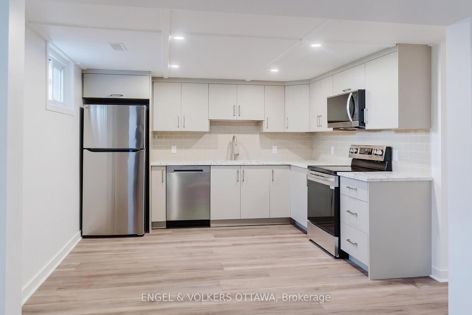 896 Pinewood Crescent, Unit 3 thumbnail 17