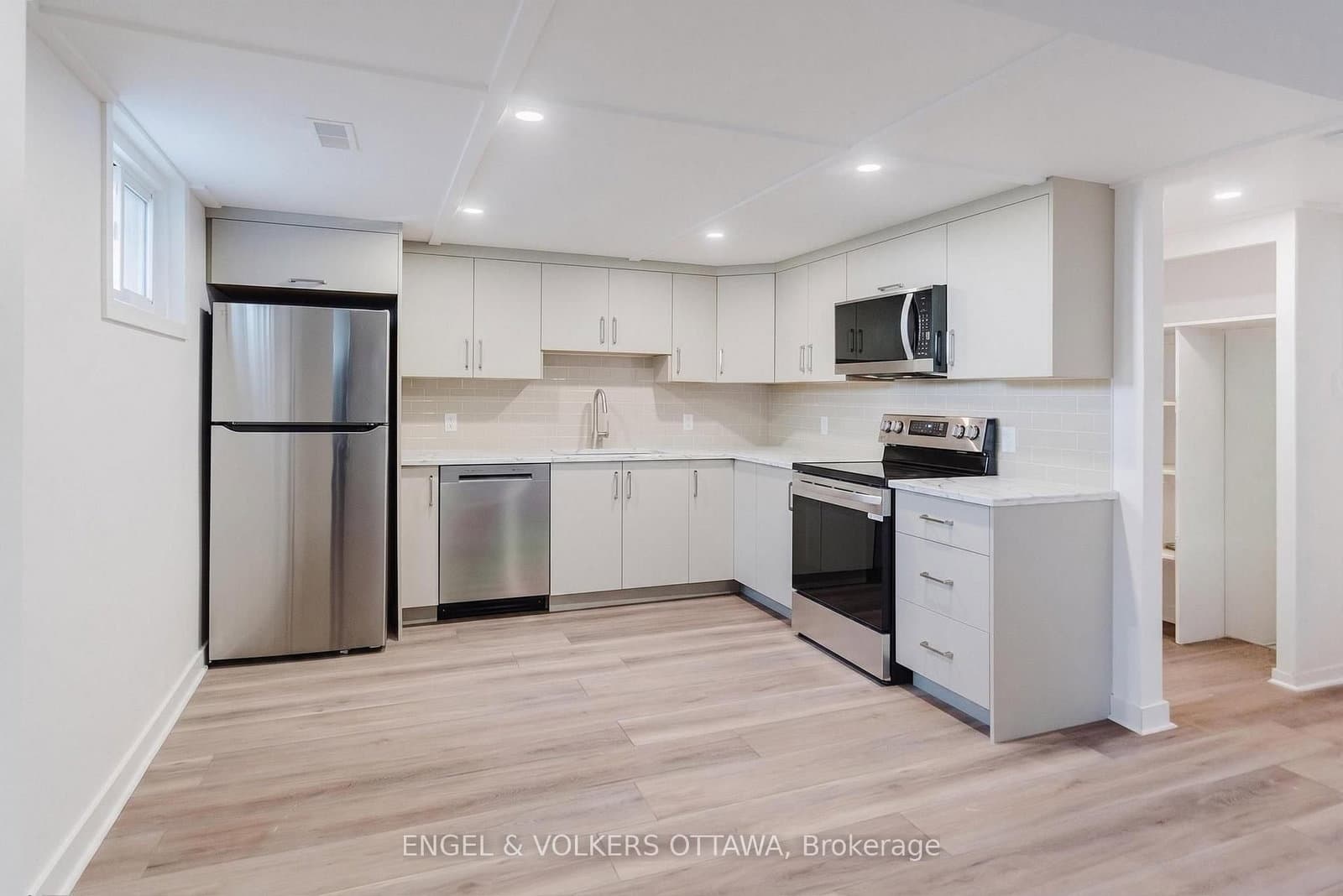 896 Pinewood Crescent, Unit 3 thumbnail 18