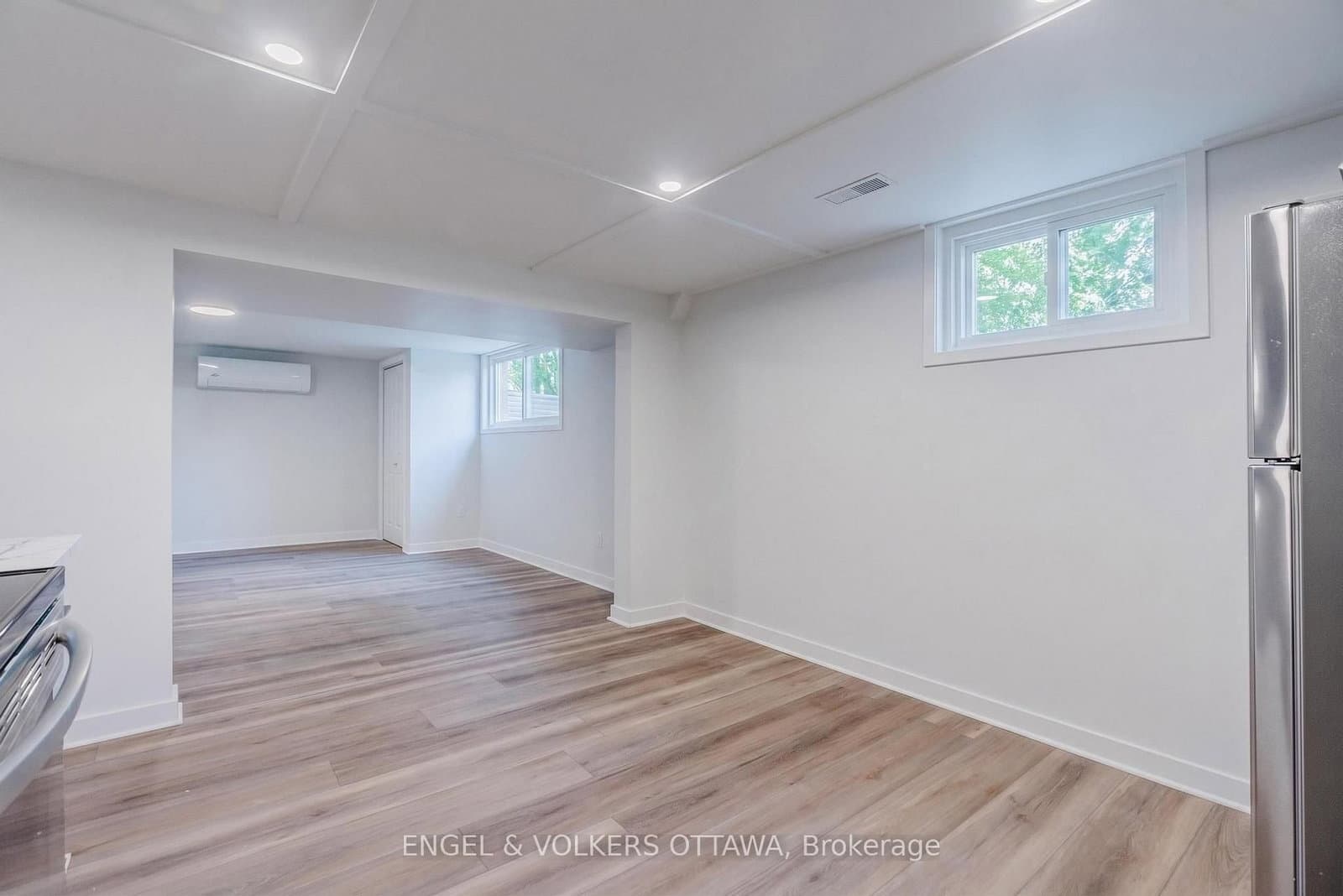 896 Pinewood Crescent, Unit 3 thumbnail 21