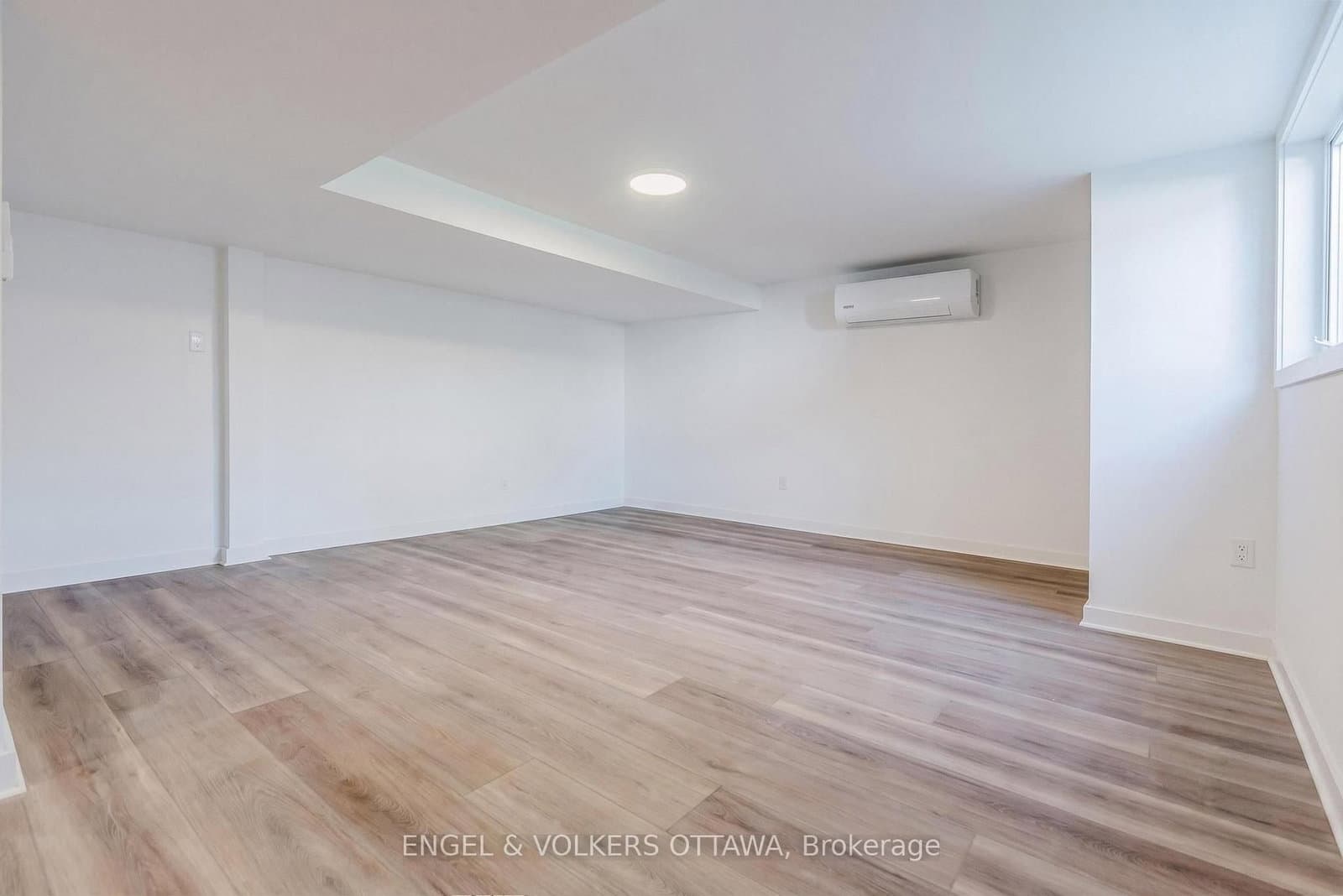 896 Pinewood Crescent, Unit 3 thumbnail 22