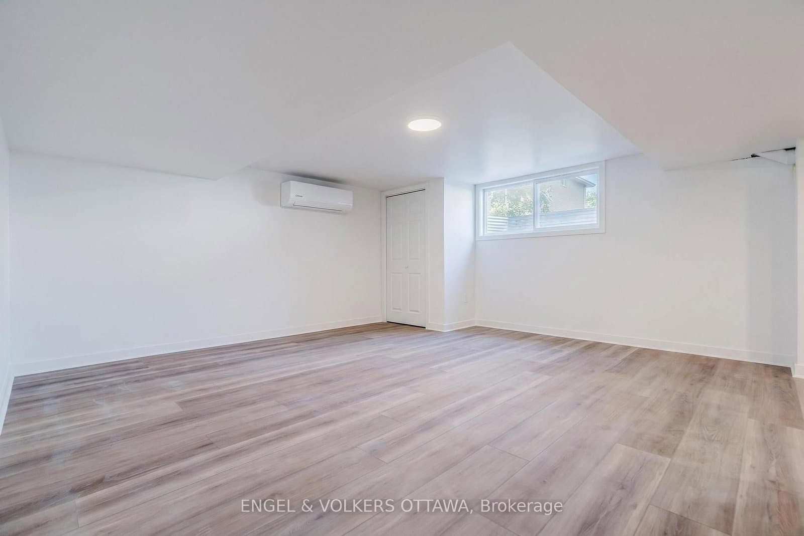 896 Pinewood Crescent, Unit 3 thumbnail 23