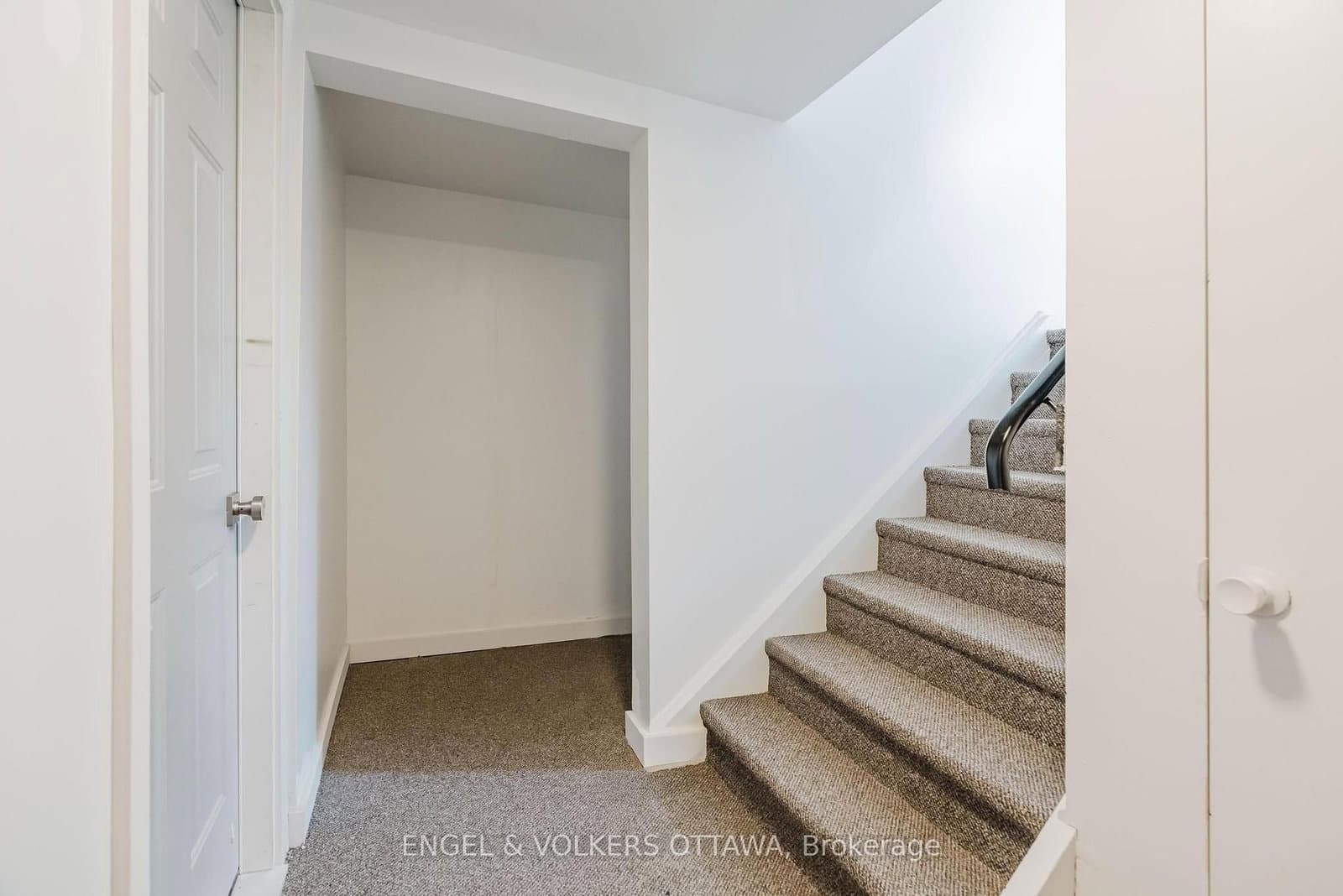 896 Pinewood Crescent, Unit 3 thumbnail 27
