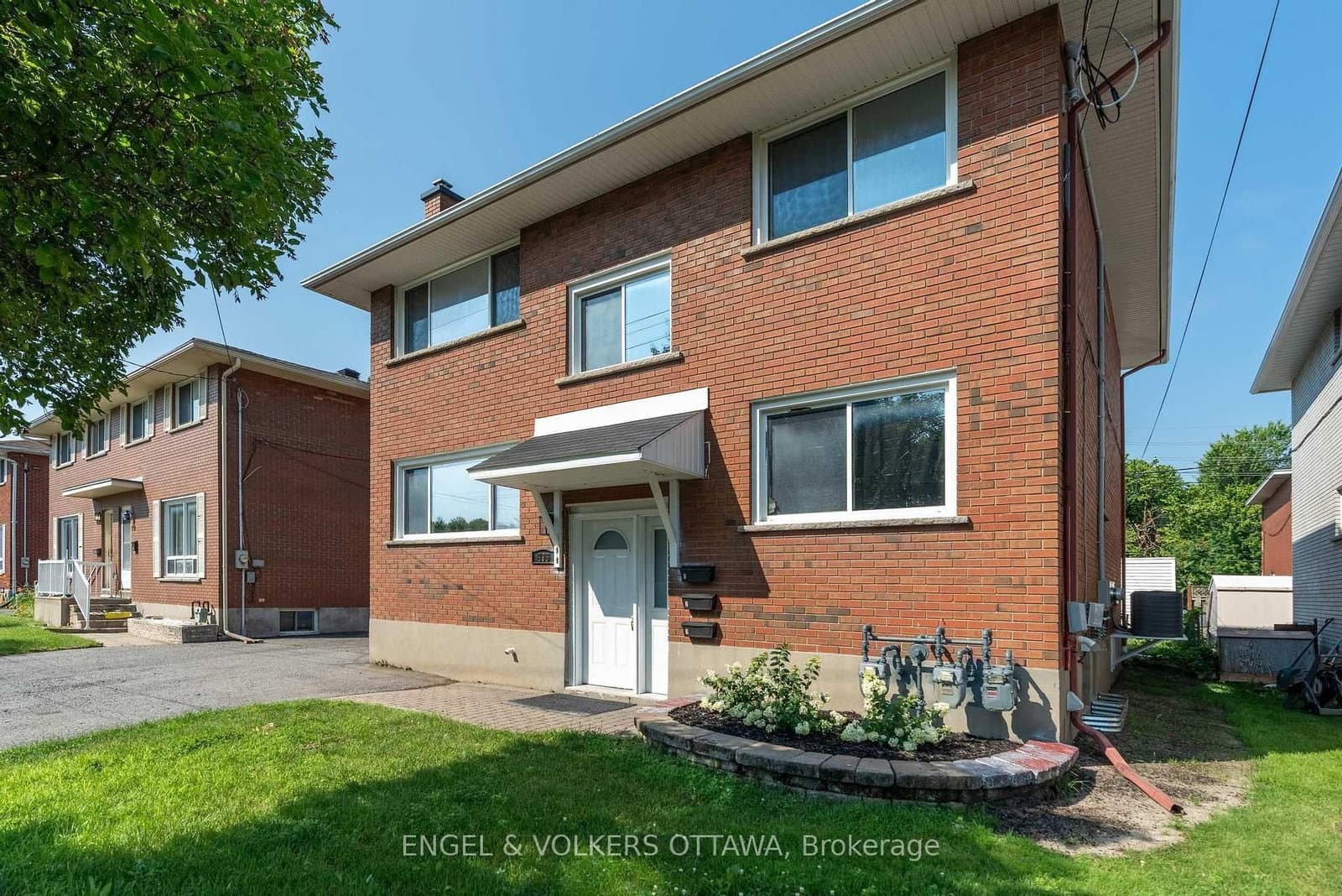 896 Pinewood Crescent, Unit 3 thumbnail 3