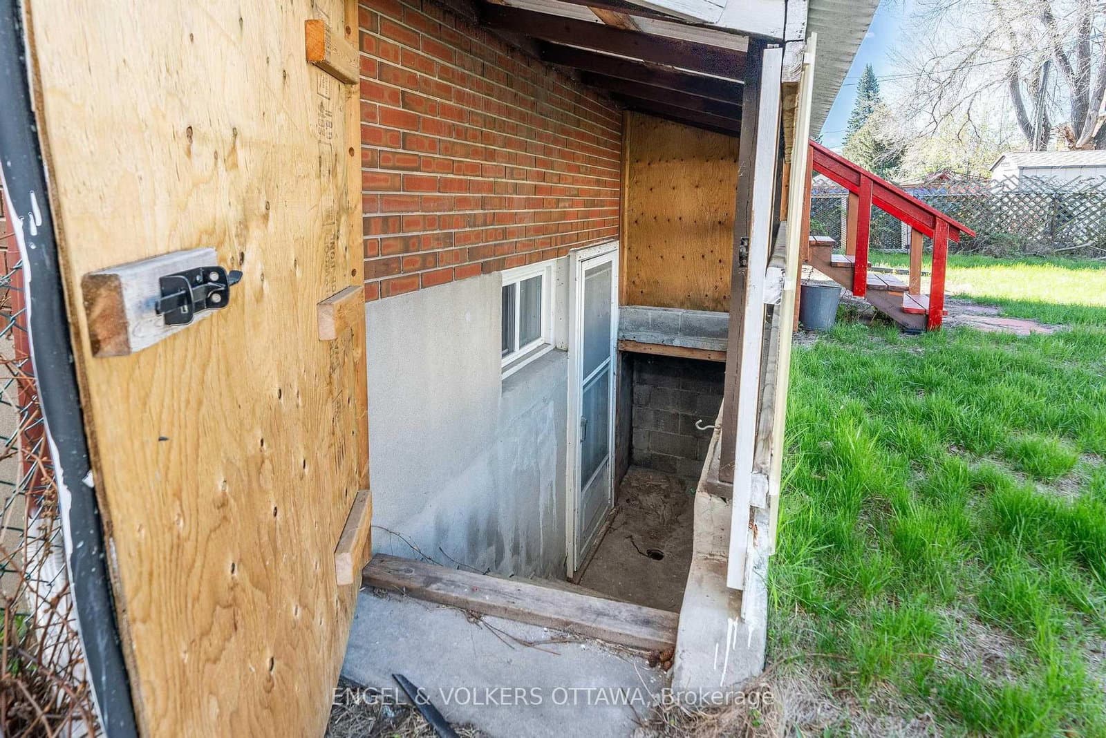 896 Pinewood Crescent, Unit 3 thumbnail 30