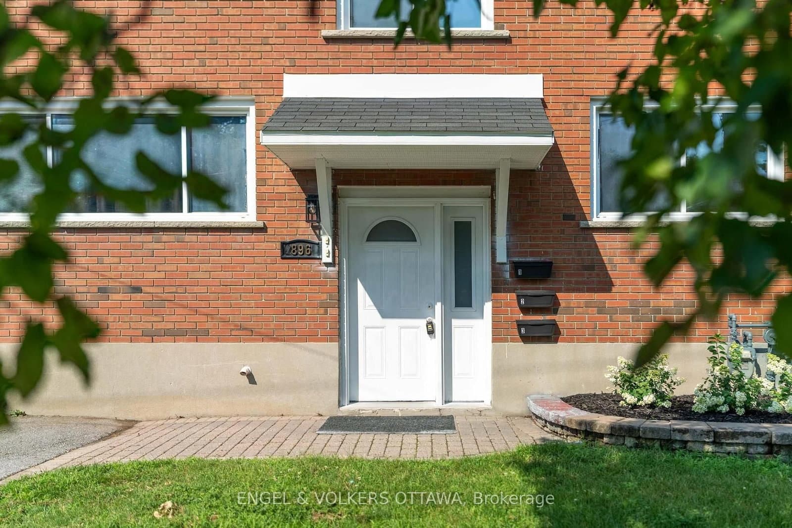 896 Pinewood Crescent, Unit 3 thumbnail 4