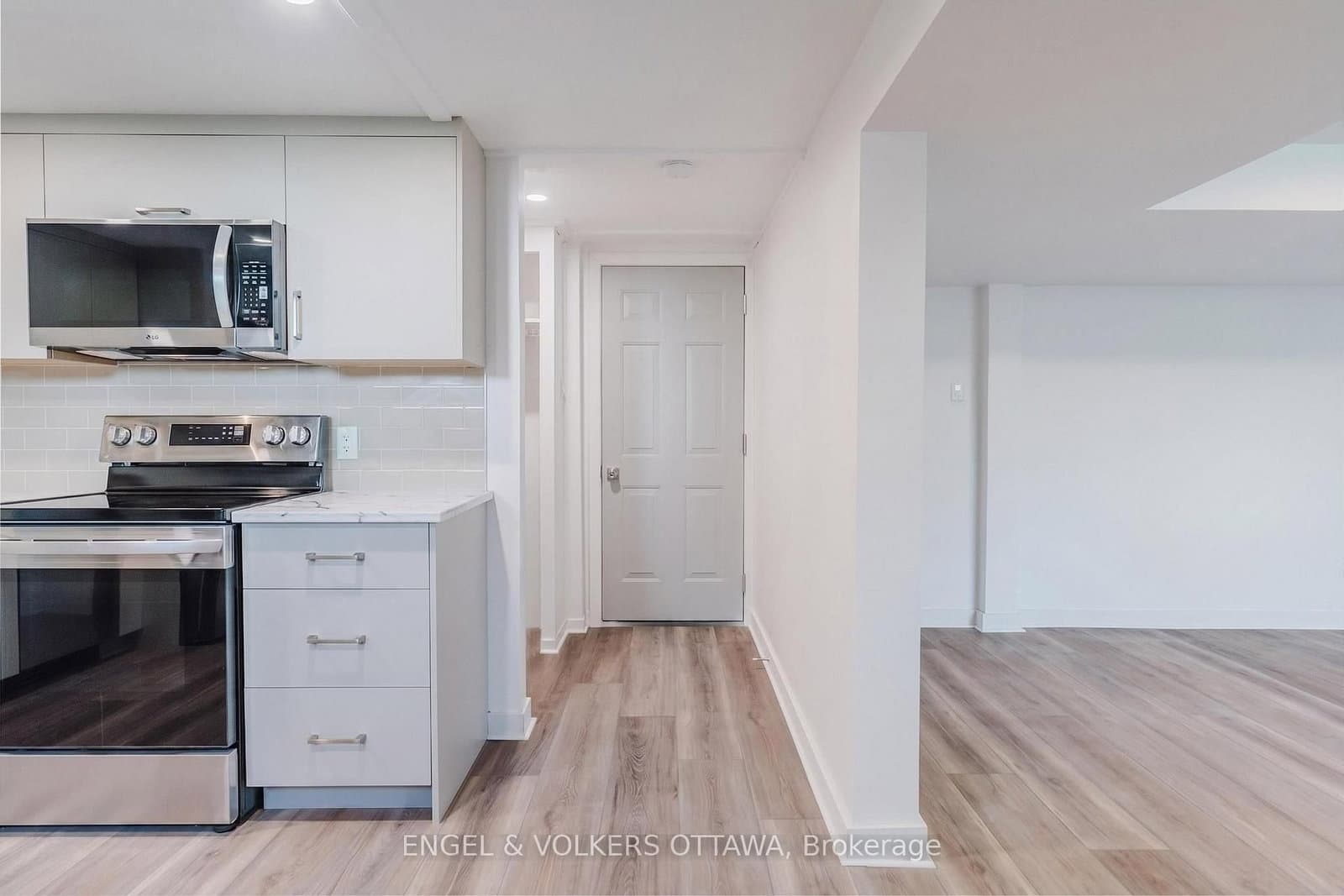 896 Pinewood Crescent, Unit 3 thumbnail 6