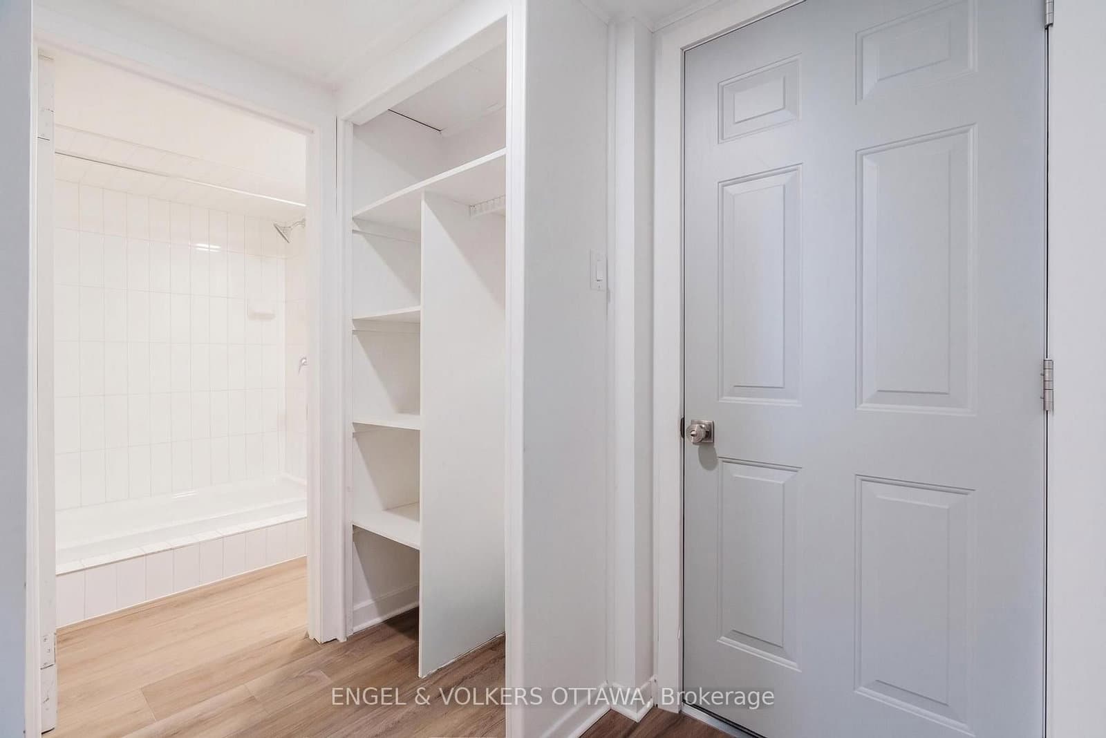 896 Pinewood Crescent, Unit 3 thumbnail 7