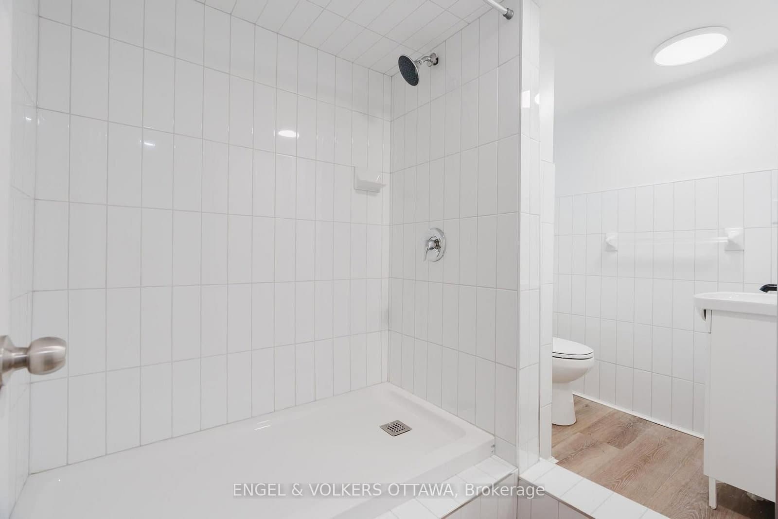 896 Pinewood Crescent, Unit 3 thumbnail 9