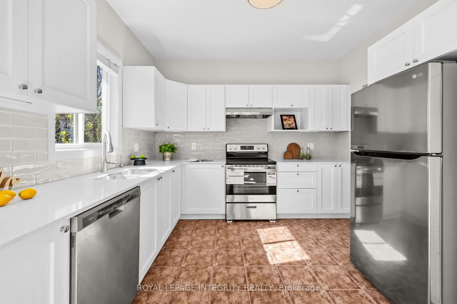 4 Tamarack Place N thumbnail 14