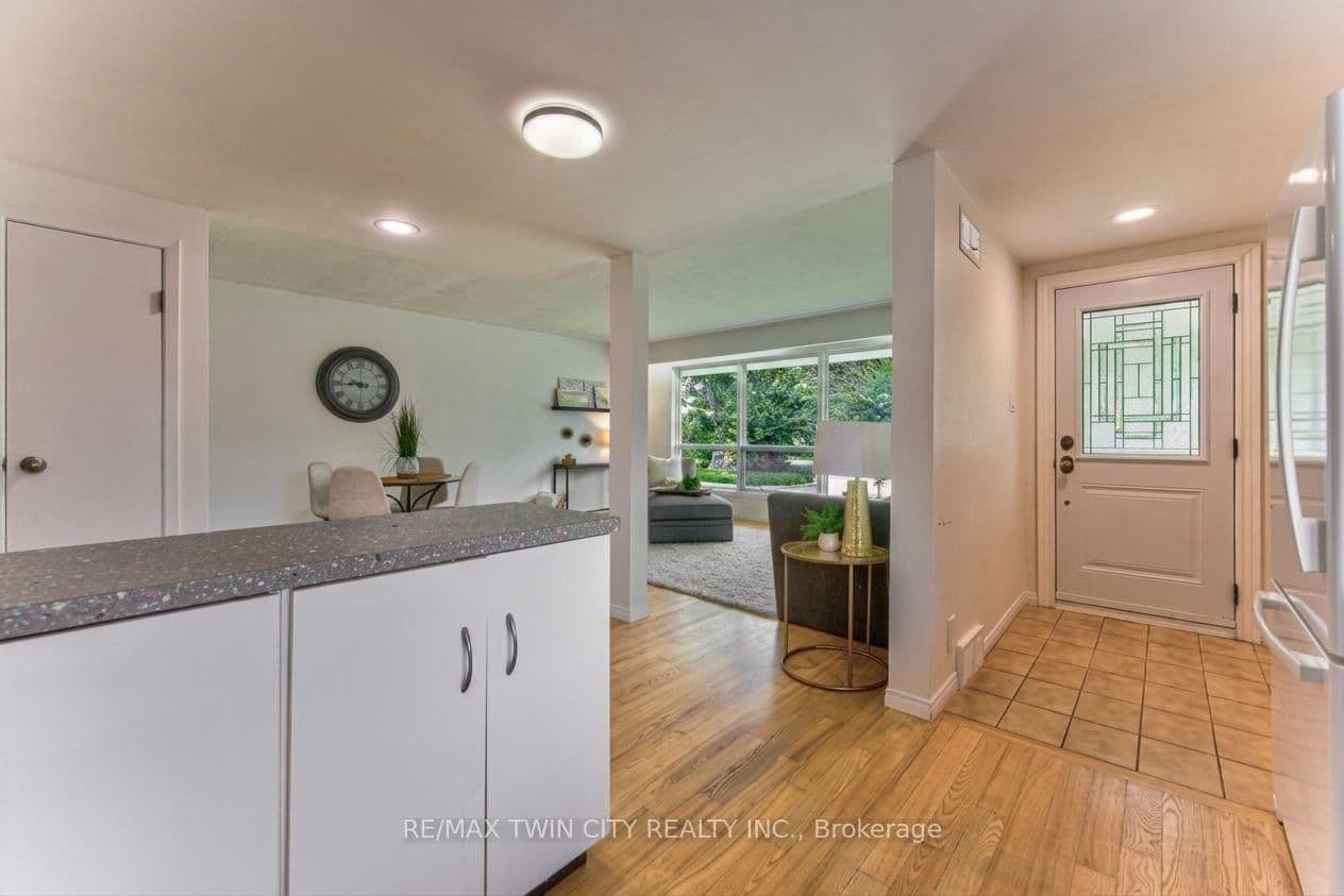 104 Springbank Crescent thumbnail 11