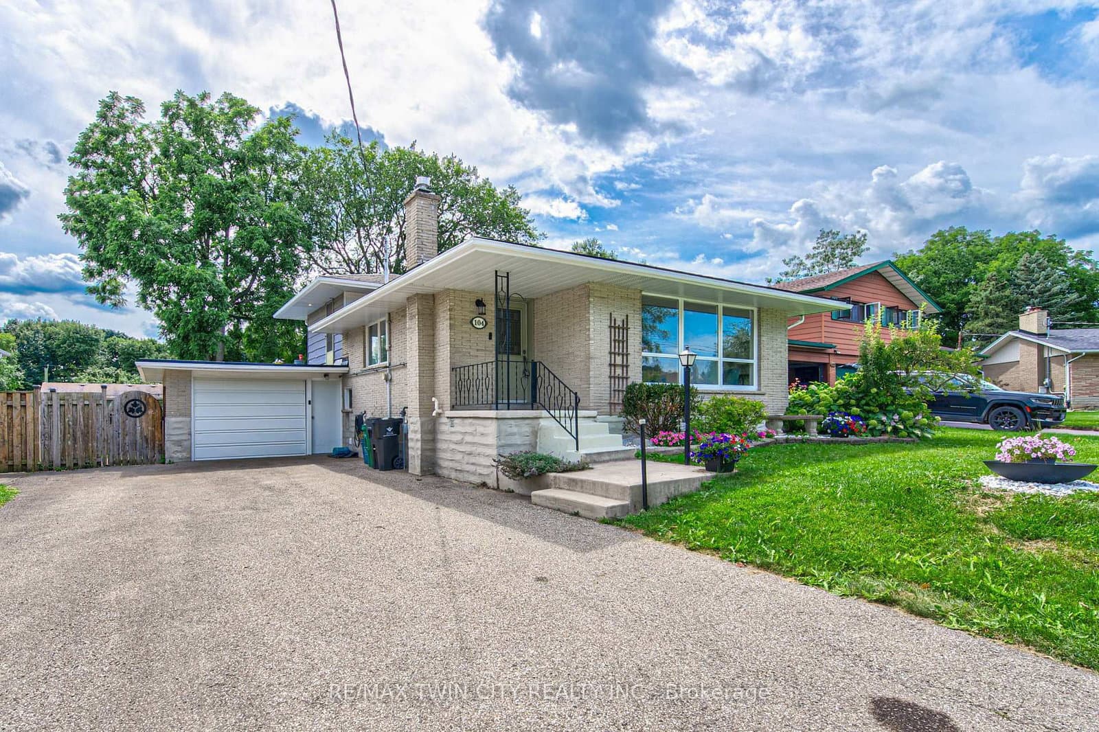 104 Springbank Crescent thumbnail 2