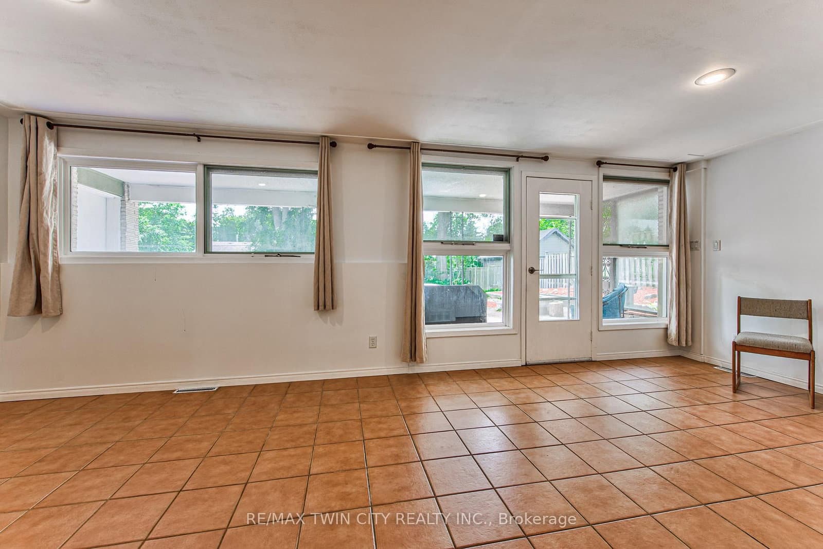 104 Springbank Crescent thumbnail 21