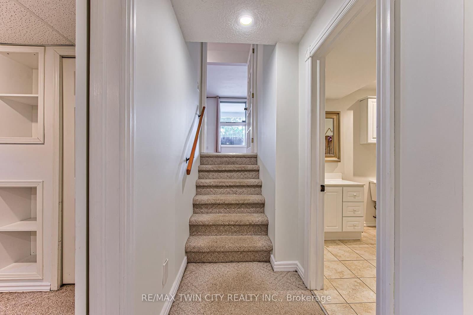 104 Springbank Crescent thumbnail 24
