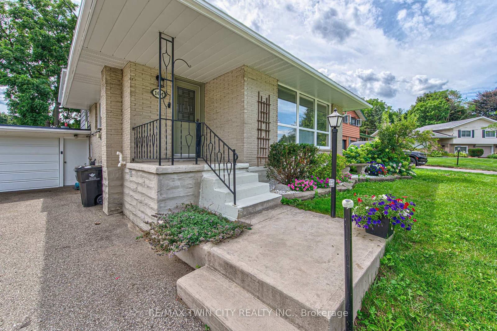104 Springbank Crescent thumbnail 3