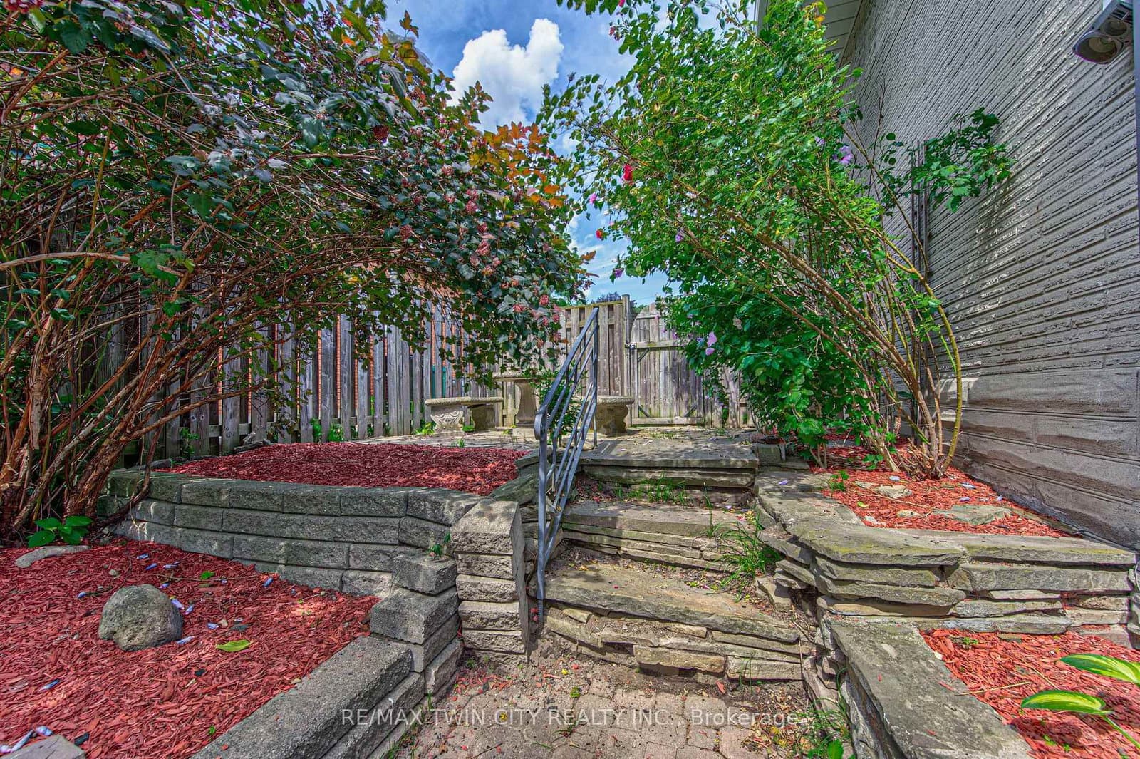 104 Springbank Crescent thumbnail 36