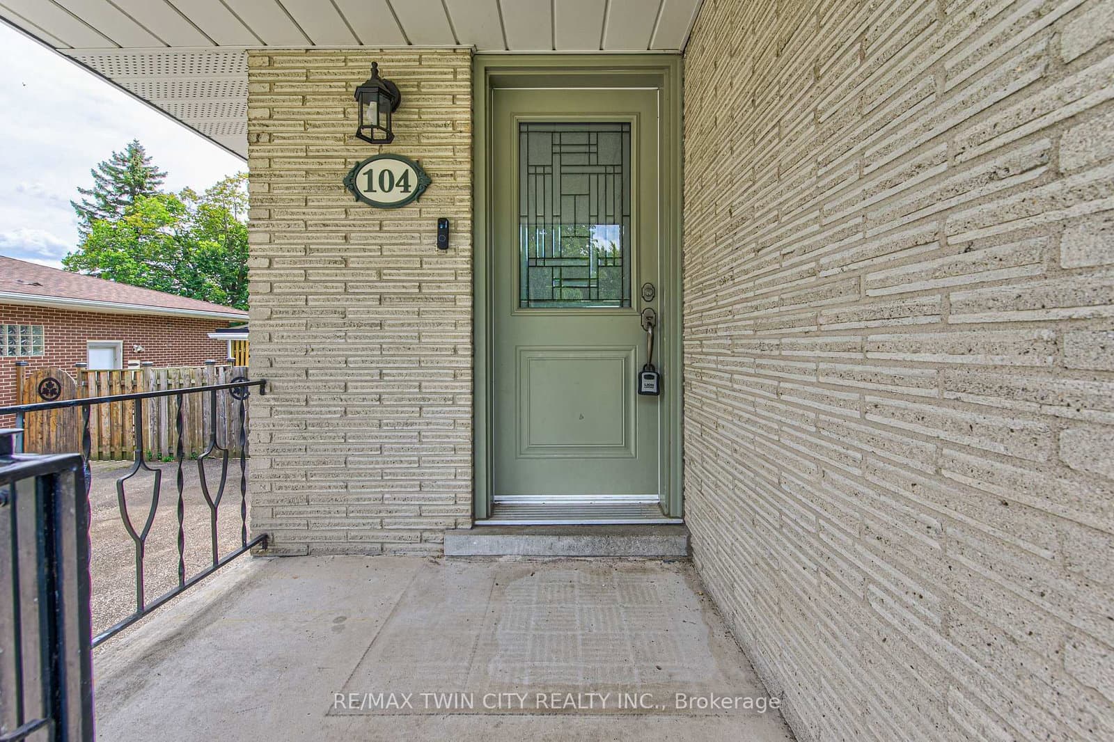104 Springbank Crescent thumbnail 4