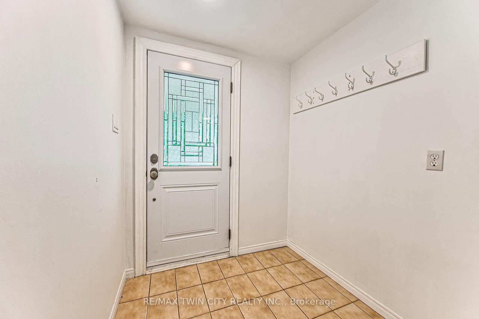104 Springbank Crescent thumbnail 6