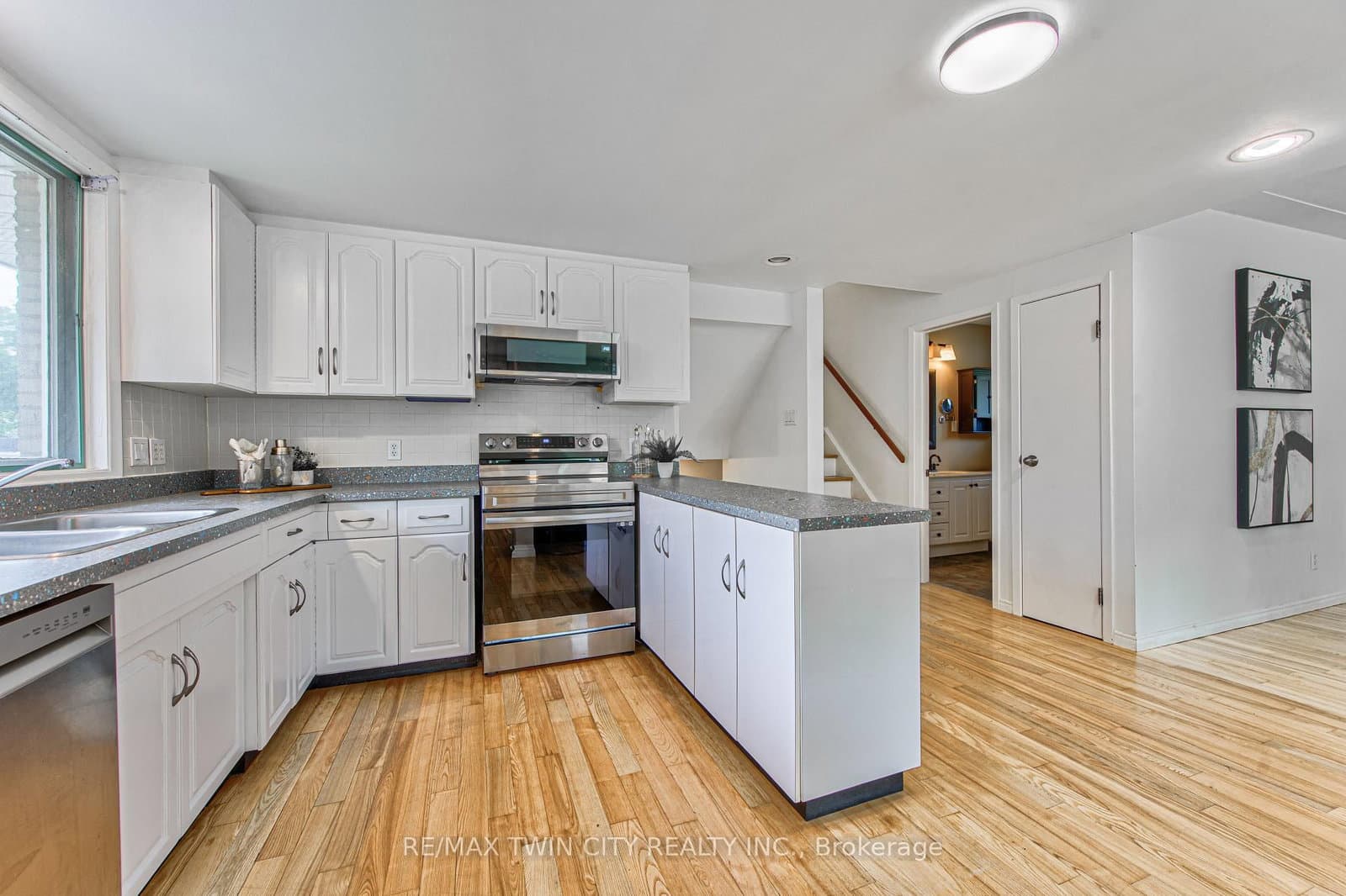 104 Springbank Crescent thumbnail 7