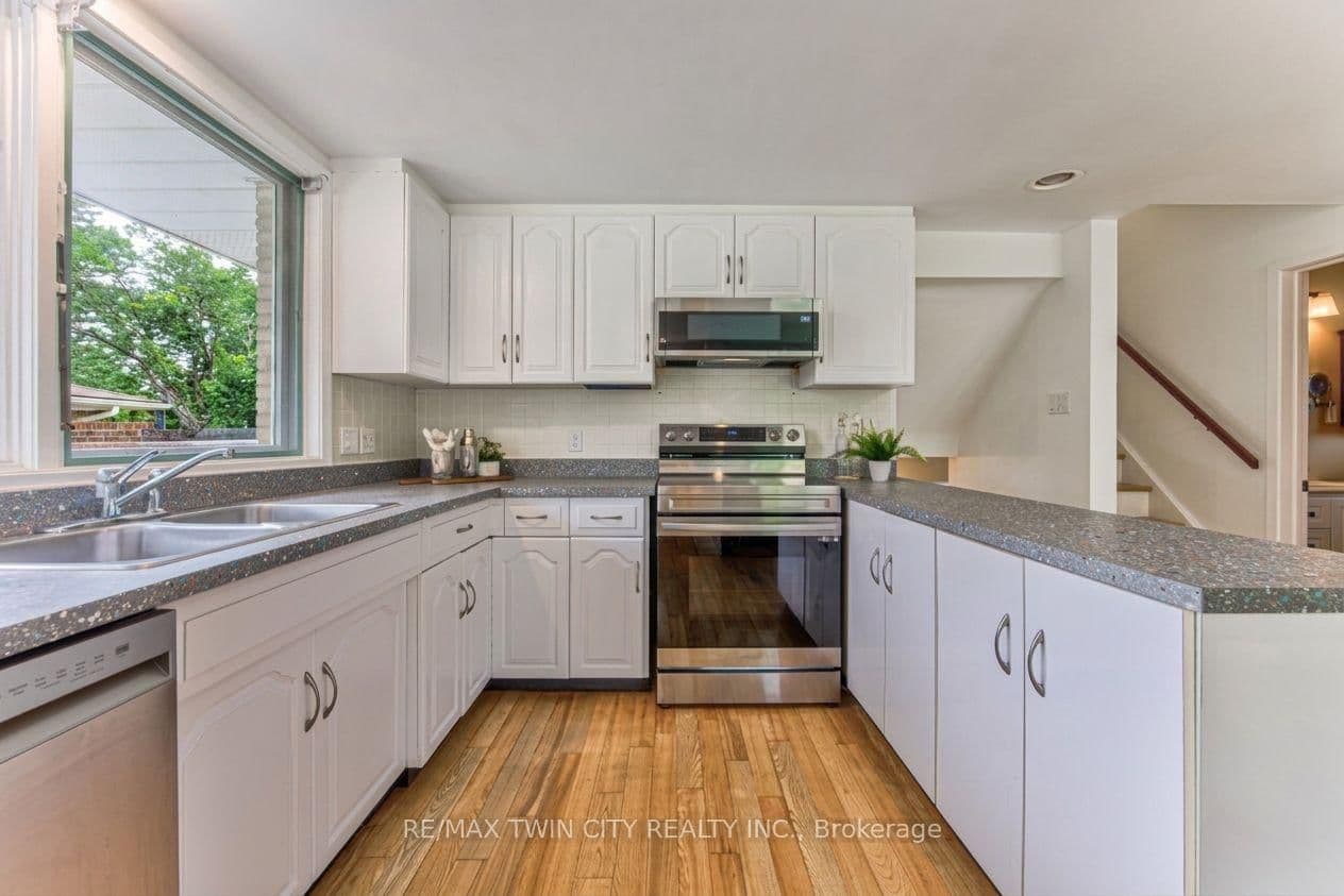 104 Springbank Crescent thumbnail 8