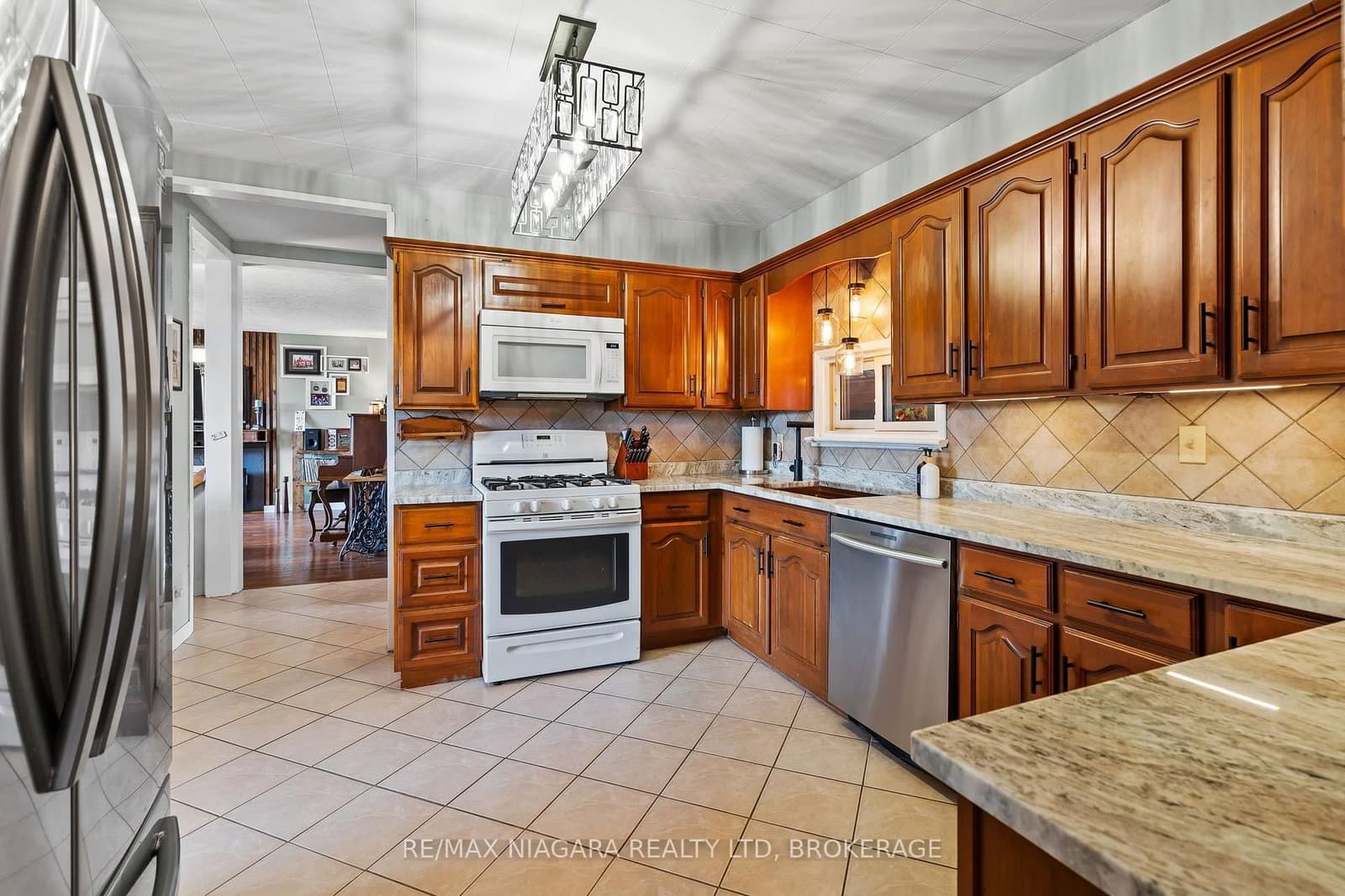 1470 KILLALY Street E thumbnail 8