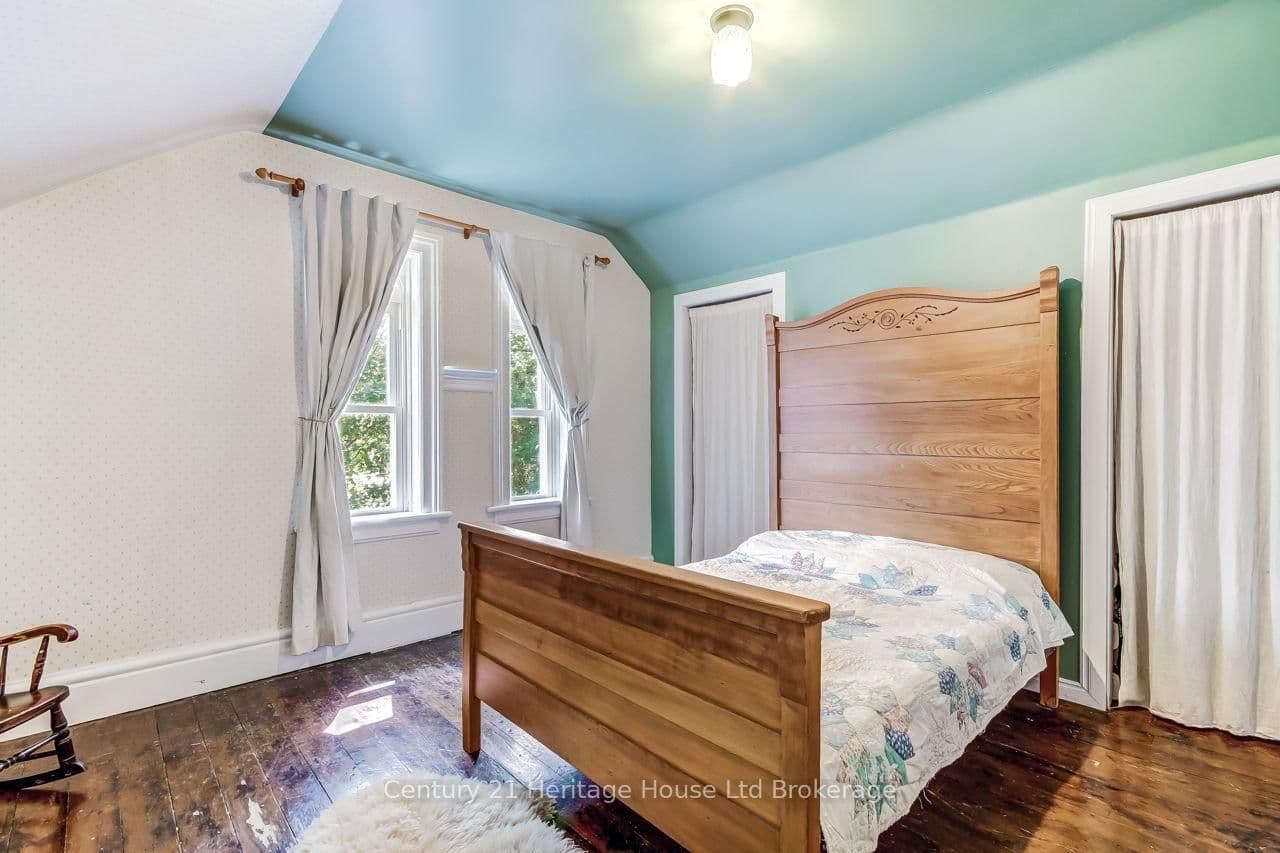 166 Dundas Street W thumbnail 10