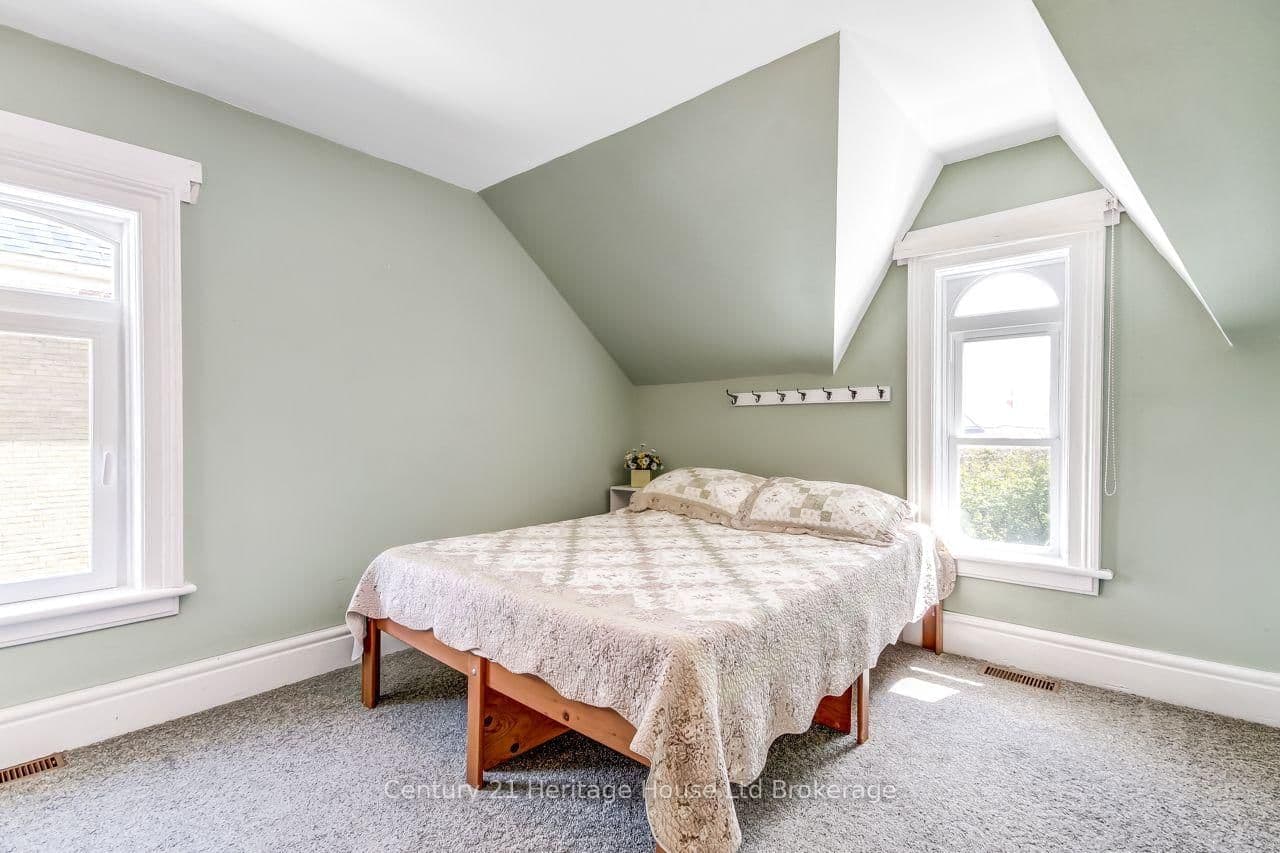 166 Dundas Street W thumbnail 12