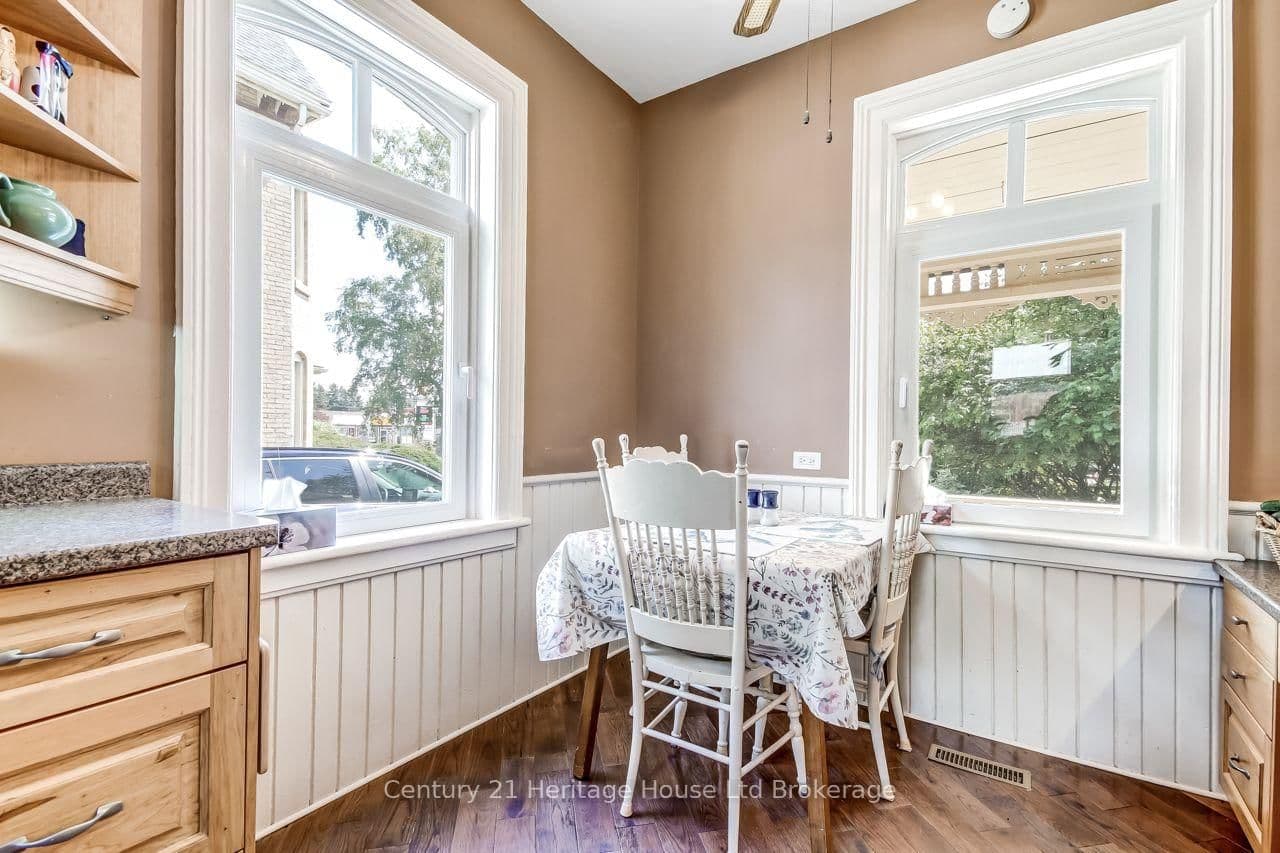 166 Dundas Street W thumbnail 5