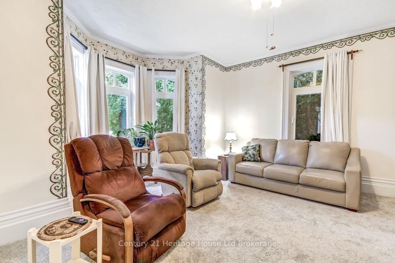 166 Dundas Street W thumbnail 6