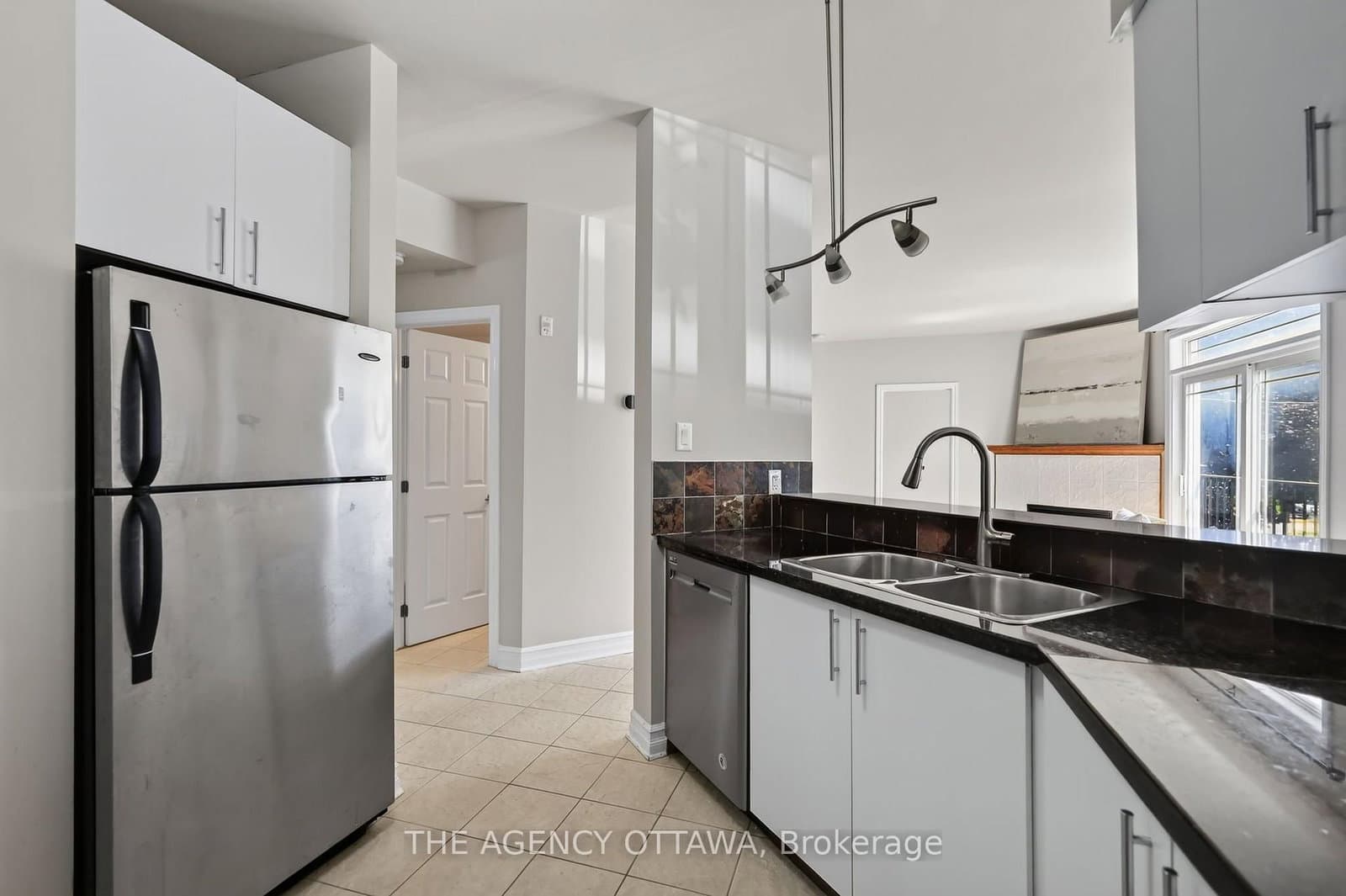 711 Churchill Avenue N, Unit 203 thumbnail 17
