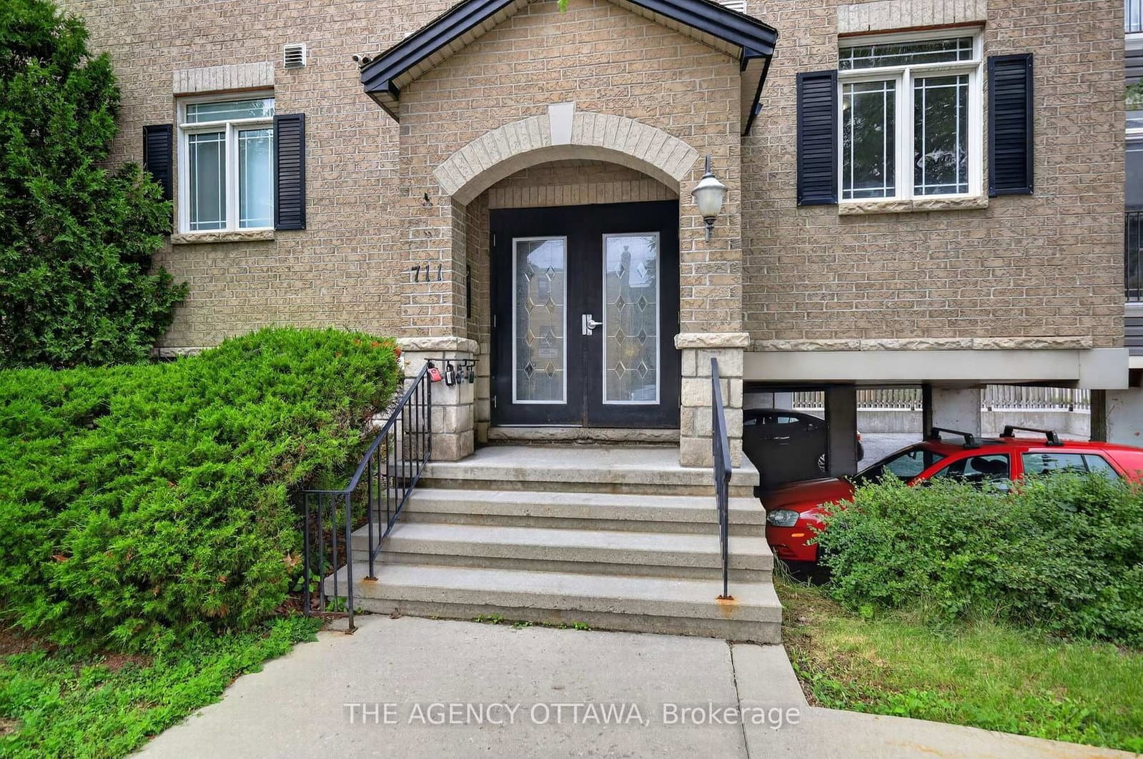 711 Churchill Avenue N, Unit 203 thumbnail 2
