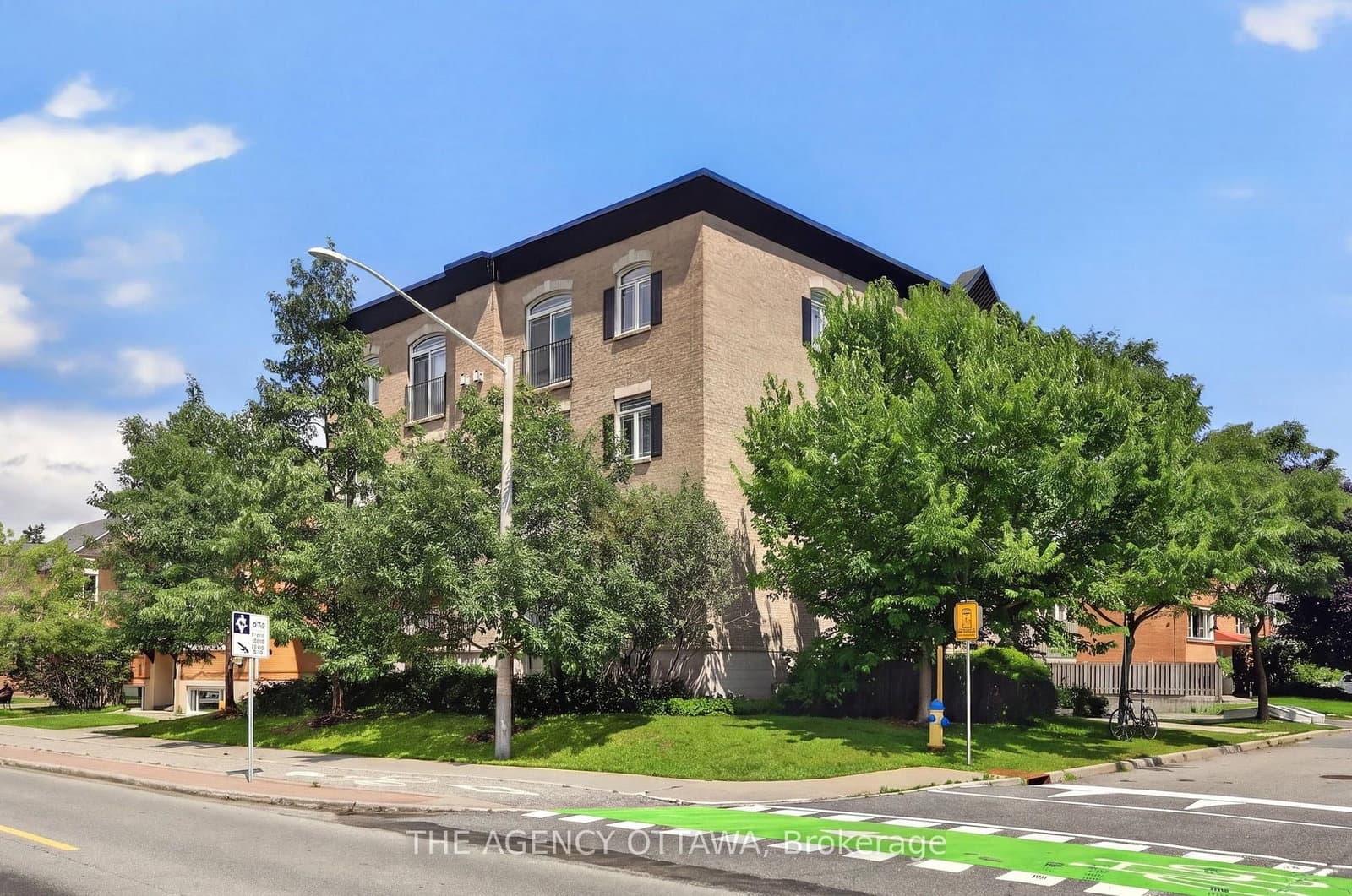 711 Churchill Avenue N, Unit 203 thumbnail 4