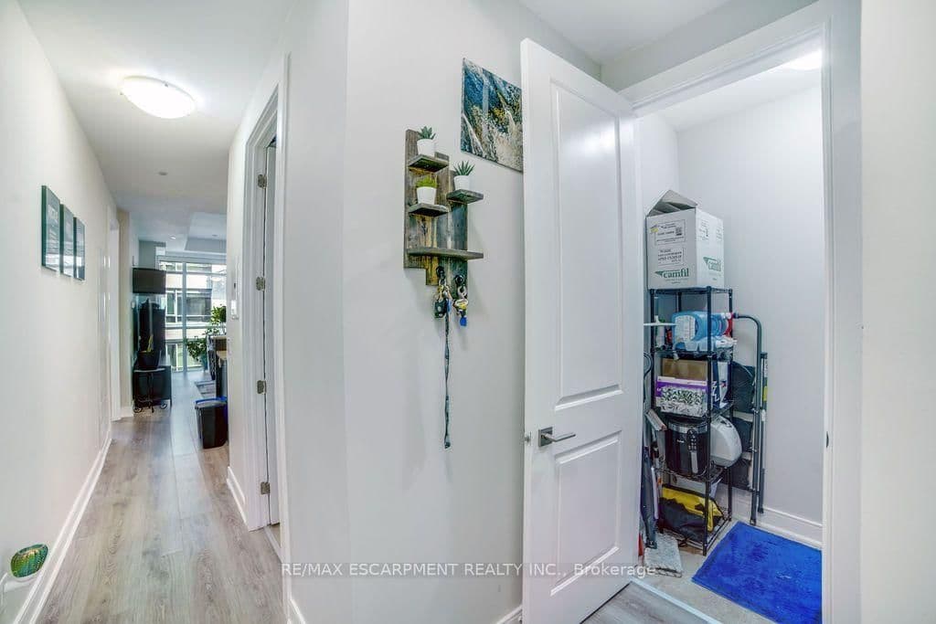 150 Main Street W, Unit 810 thumbnail 3