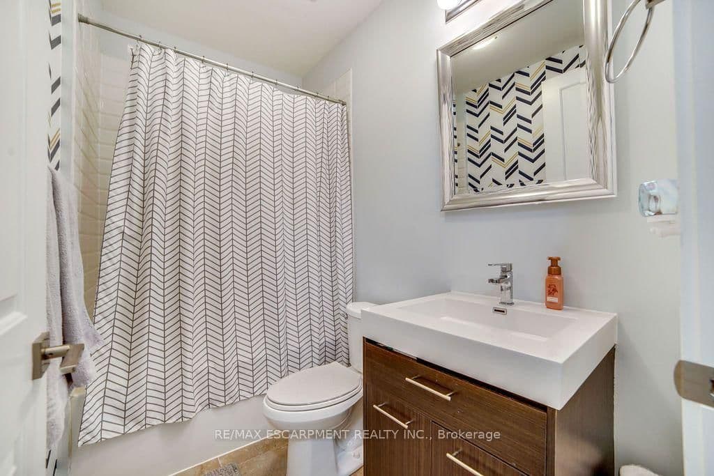 150 Main Street W, Unit 810 thumbnail 4