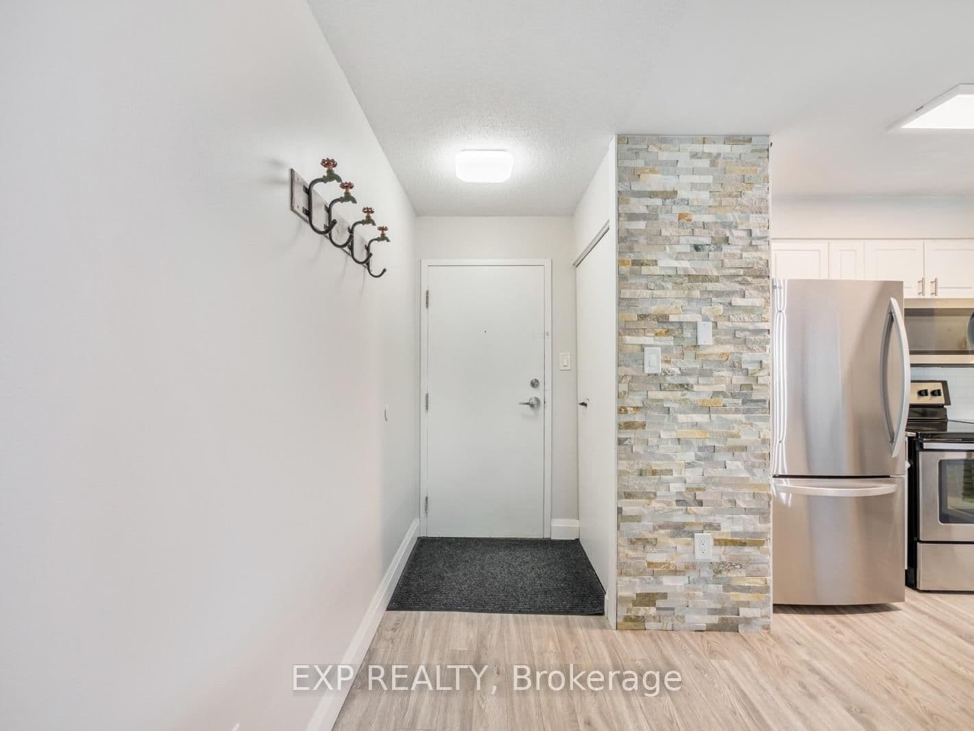 276 Eiwo Court, Unit 301 thumbnail 4