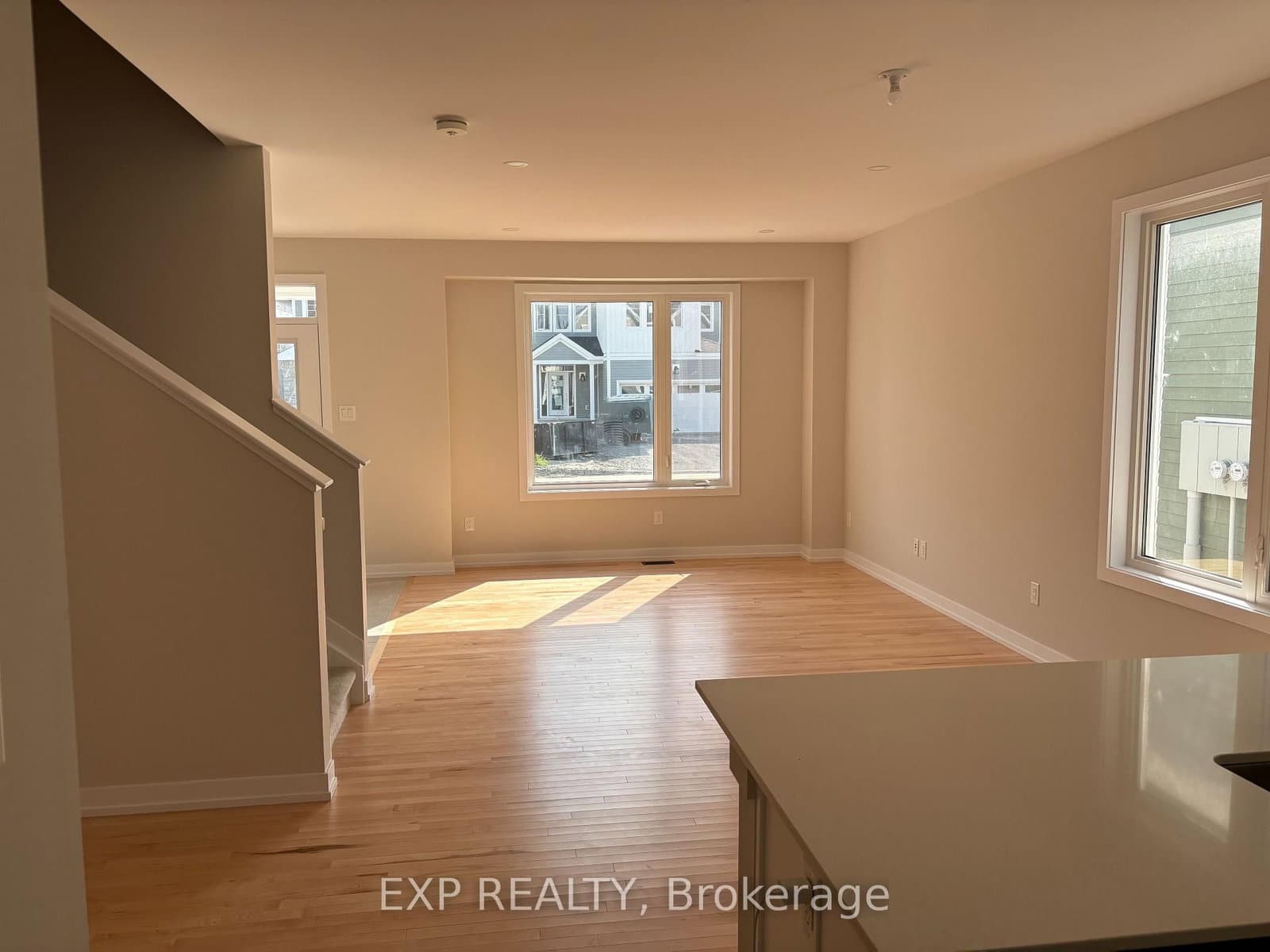 530 OLDENBURG Avenue thumbnail 3