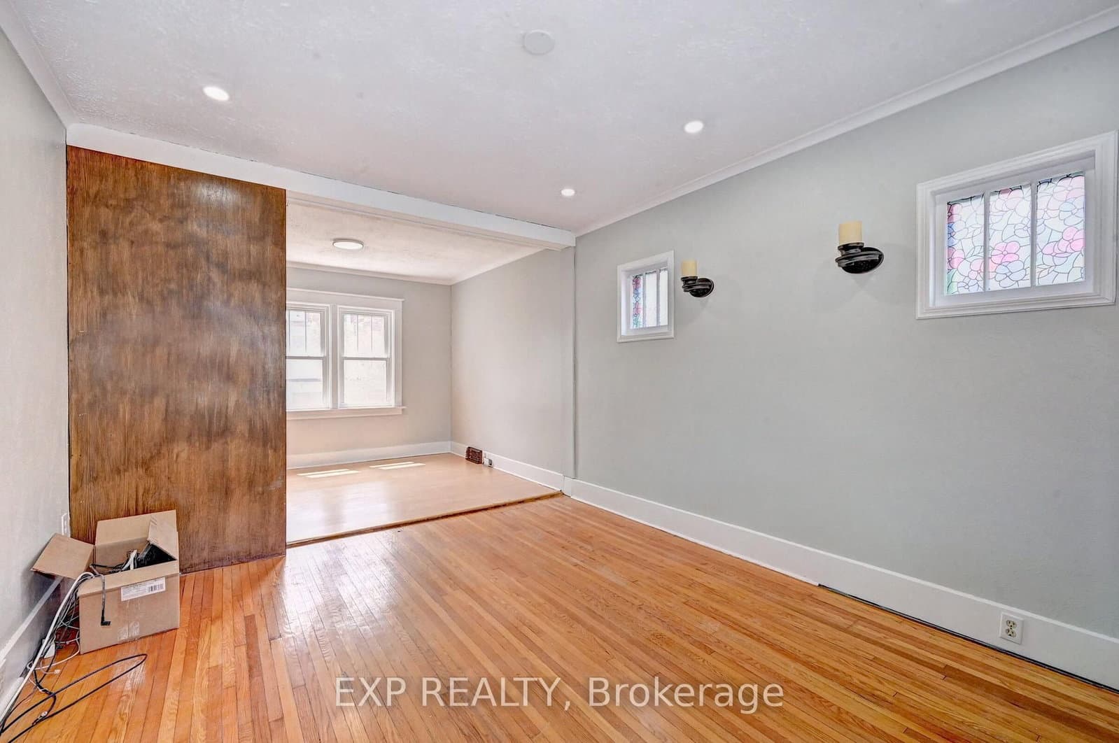 147 Courtland Avenue E thumbnail 11