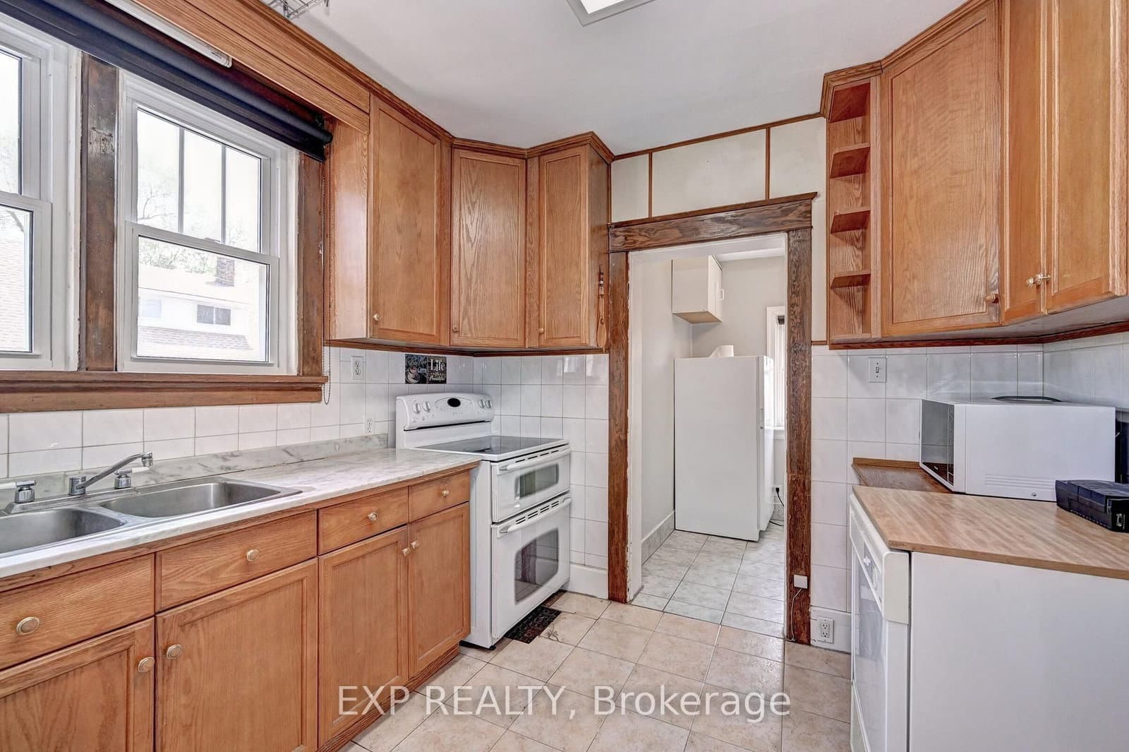 147 Courtland Avenue E thumbnail 17
