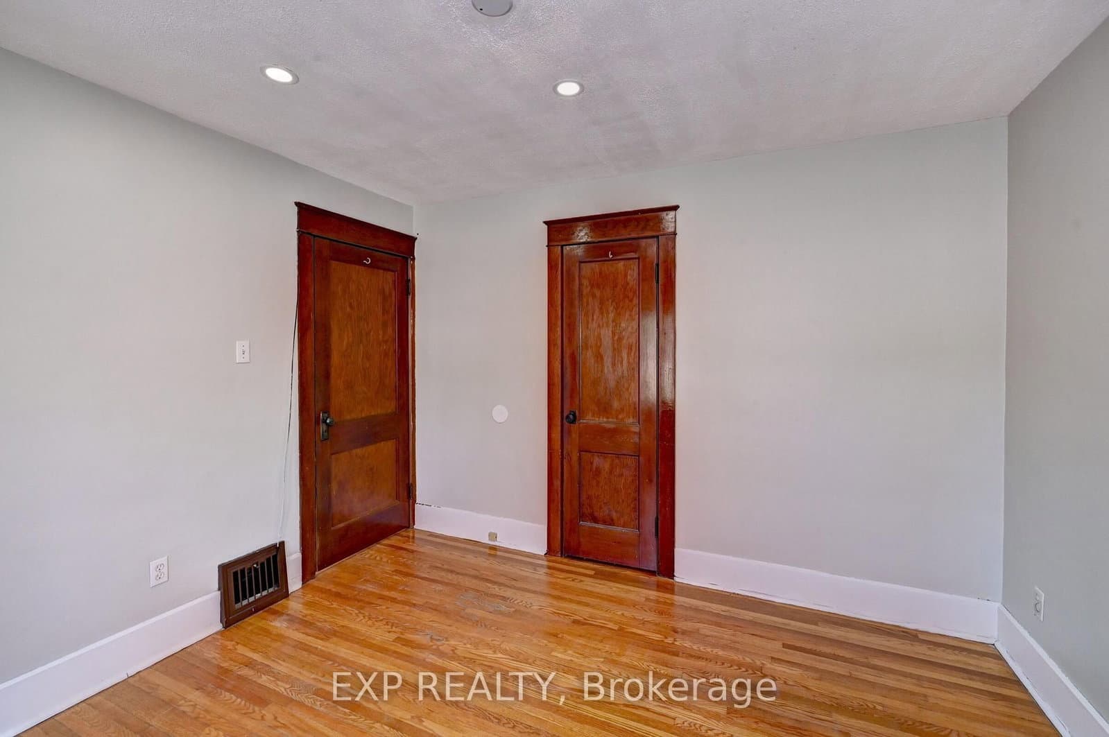 147 Courtland Avenue E thumbnail 20