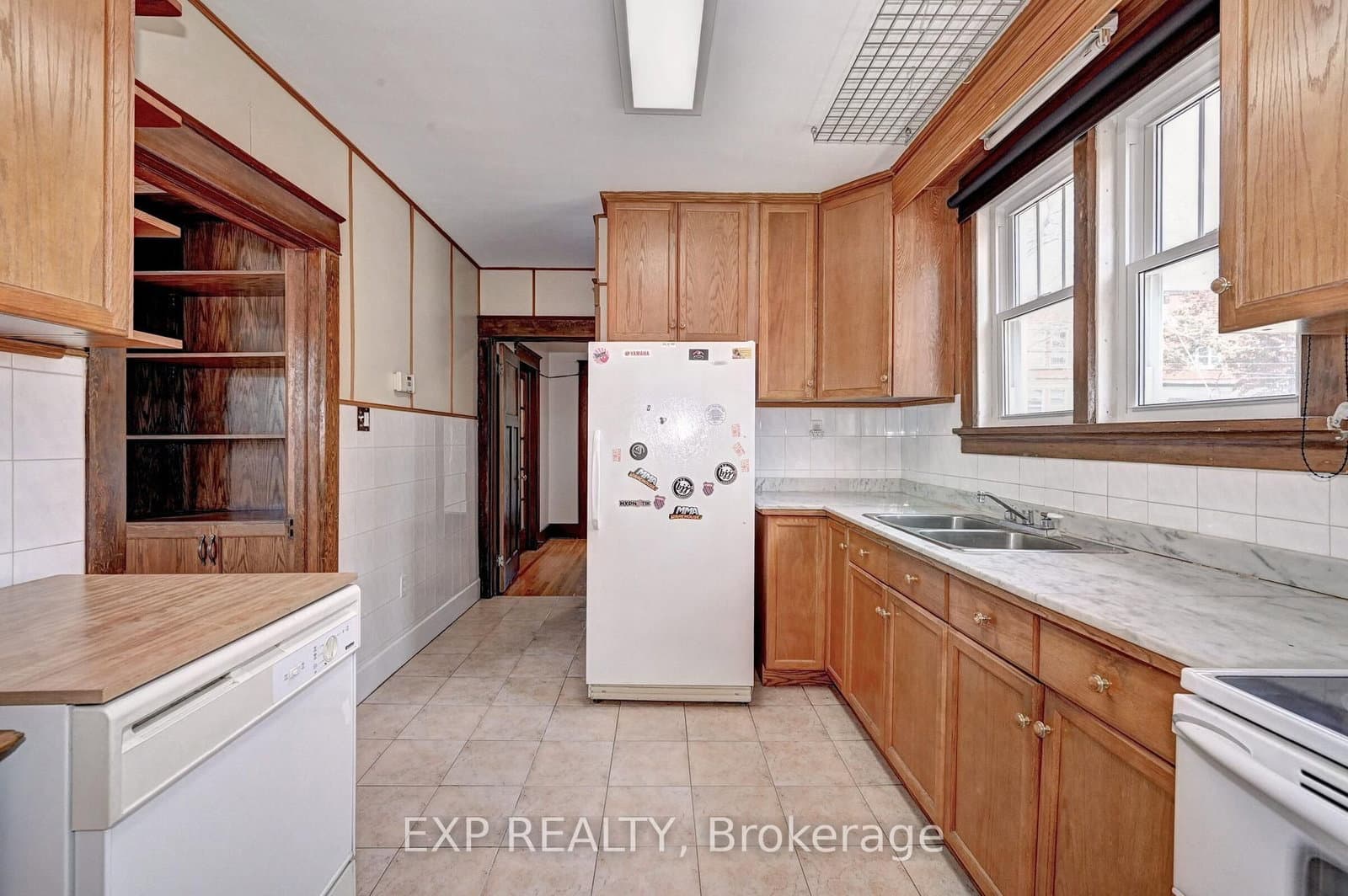 147 Courtland Avenue E thumbnail 25
