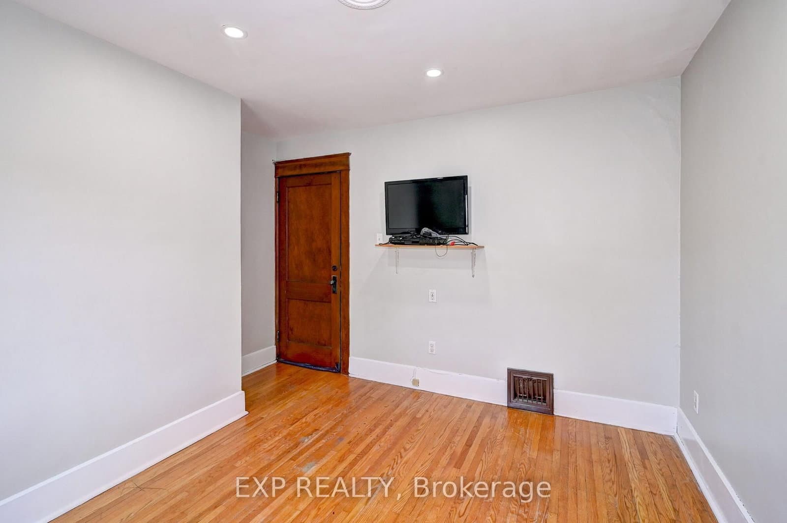 147 Courtland Avenue E thumbnail 27