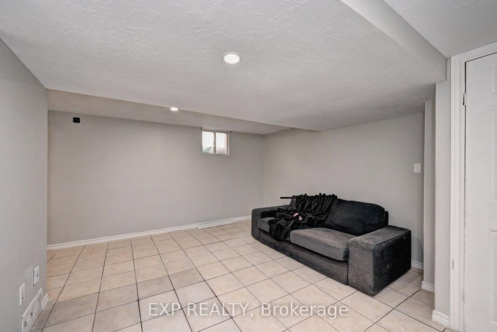 147 Courtland Avenue E thumbnail 41