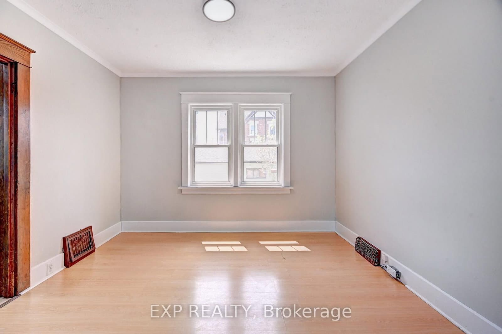 147 Courtland Avenue E thumbnail 7