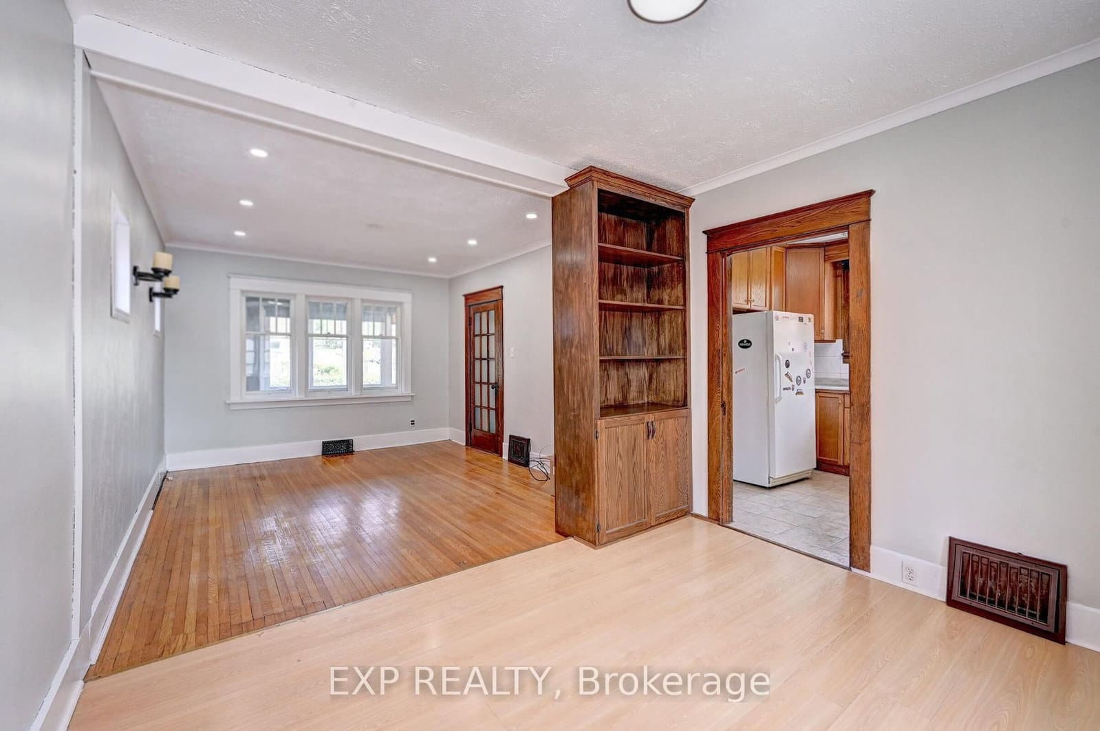 147 Courtland Avenue E thumbnail 9